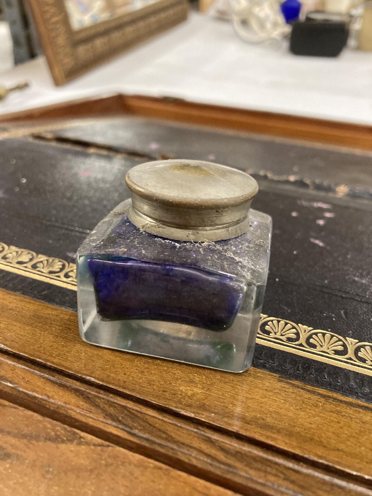 A VICTORIAN MAHOGANY WRITING SLOPE WITH INKWELLS - Image 4 of 4