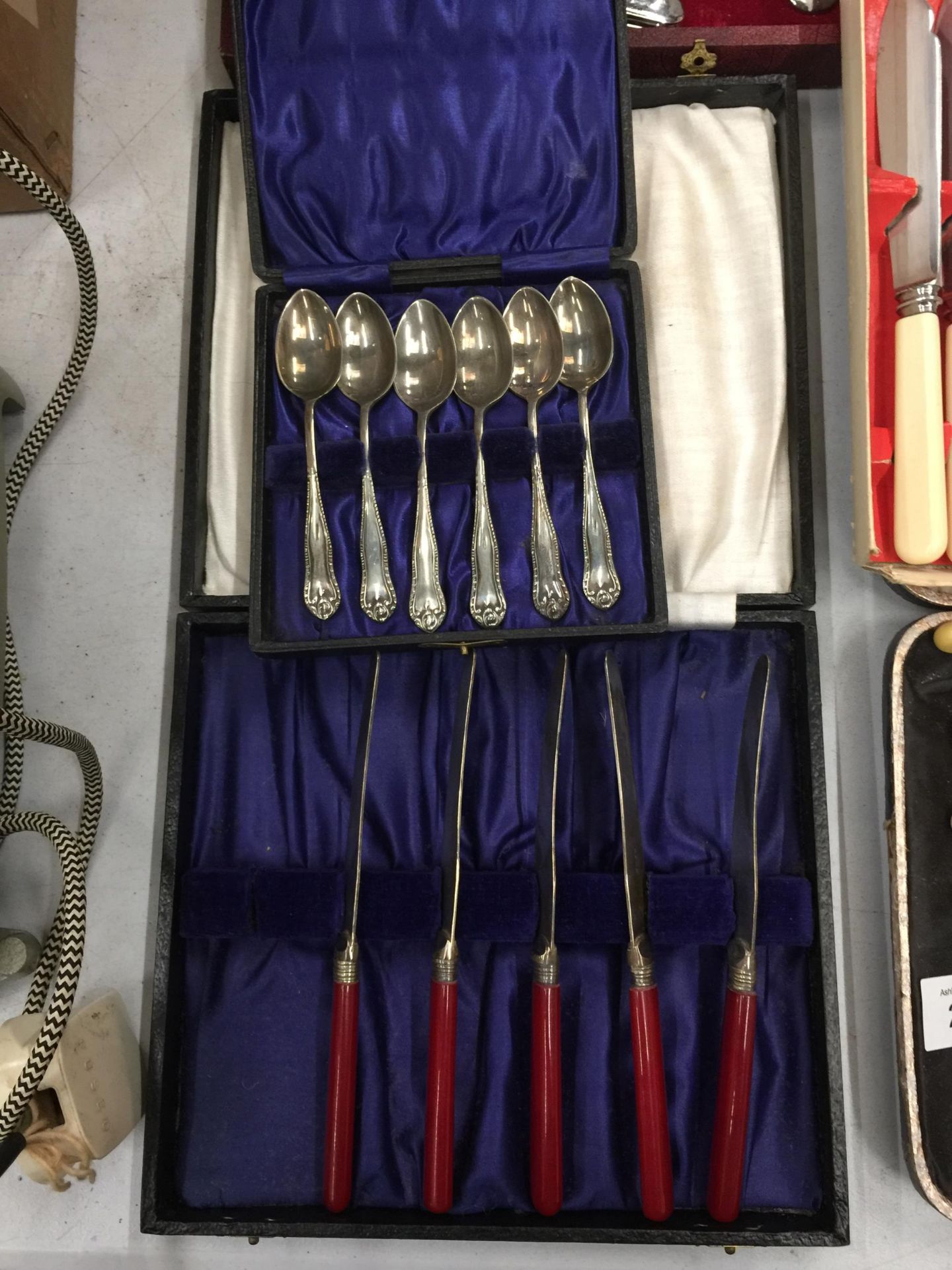A QUANTITY OF BOXED VINTAGE FLATWARE - Image 3 of 4