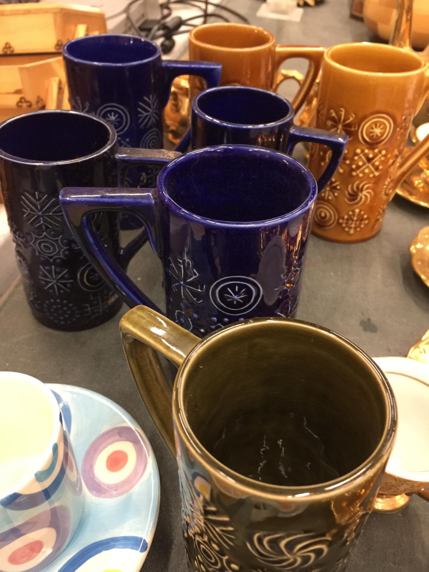 A GOLD COLOURED TEASET TO INCLUDE A TEAPOT, SUGAR BOWL, CREAM JUG, CUPS AND SAUCERS, PORTMEIRION ' - Image 4 of 6