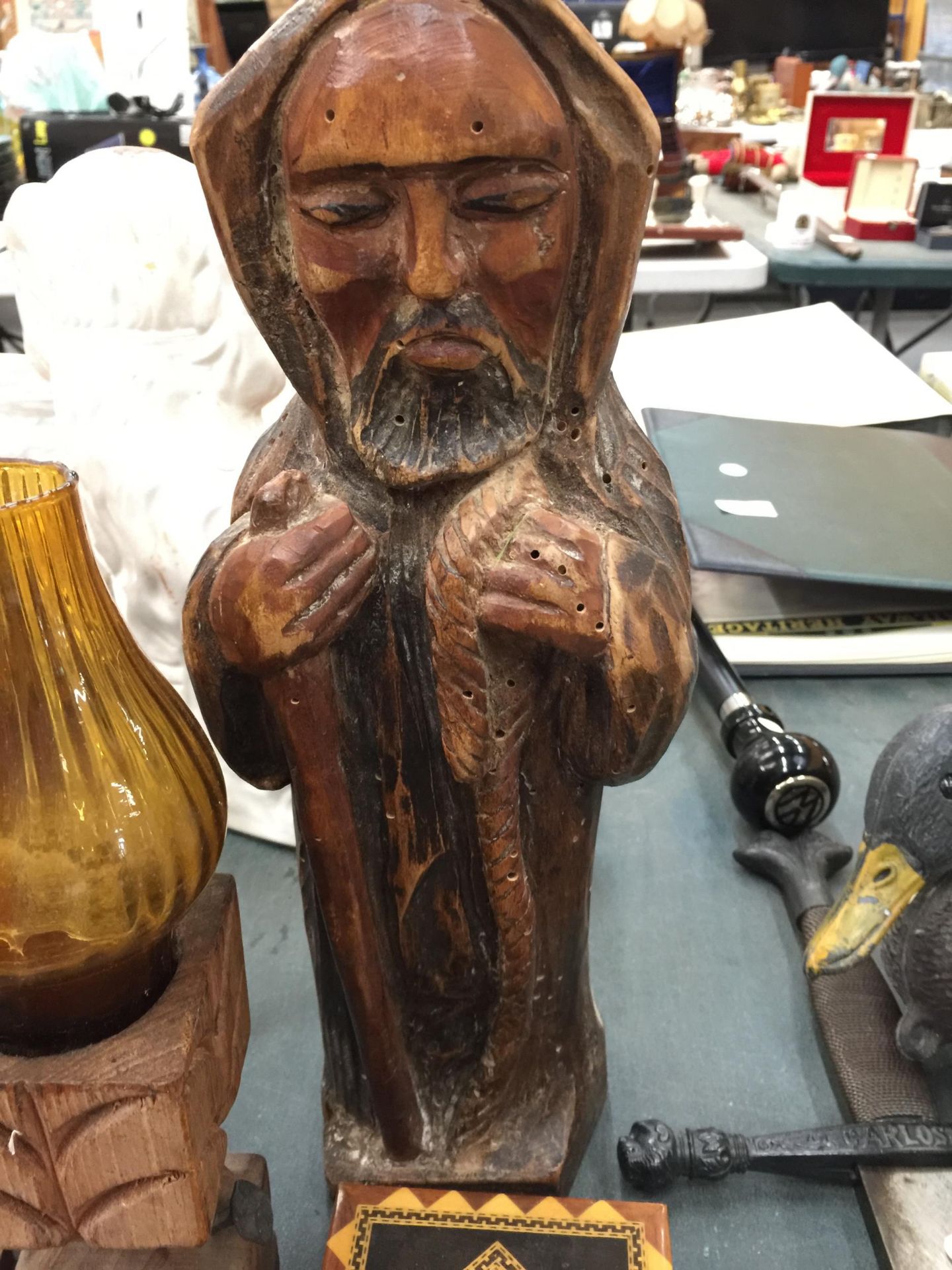 A QUANTITY OF TREEN ITEMS TO INCLUDE BOXES, LARGE RELIGIOUS FIGURES, A CRUCIFIX, OIL LAMP, ETC - Image 2 of 4