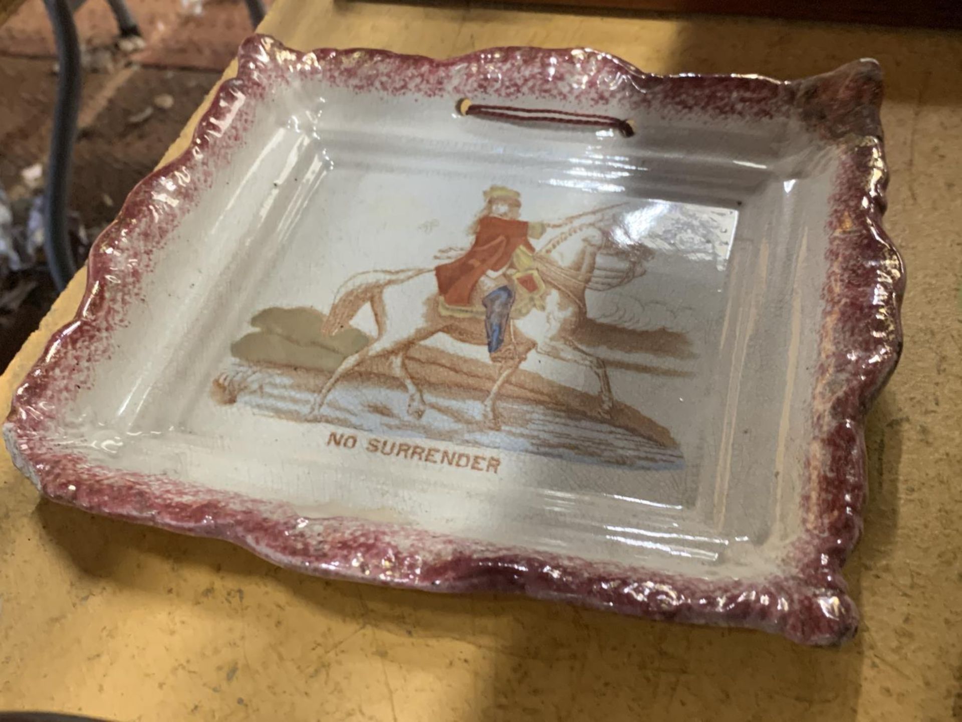 A VINTAGE 'NO SURRENDER' PLATE - A/F - Bild 2 aus 2