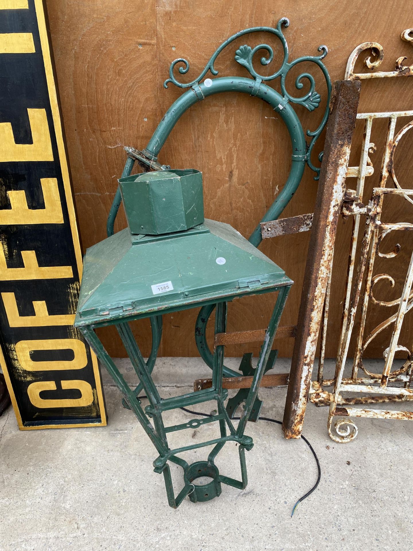 A VINTAGE DECORATIVE COURTYARD LIGHT WITH HANGING BRACKET (NO GLASS)