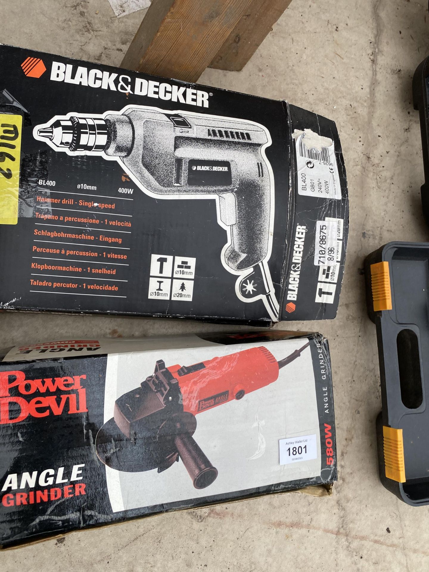 AN ASSORTMENT OF POWER TOOLS TO INCLUDE A BLACK AND DECKER DRILL AND A POWER DEVIL ANGLE GRINDER - Image 3 of 3