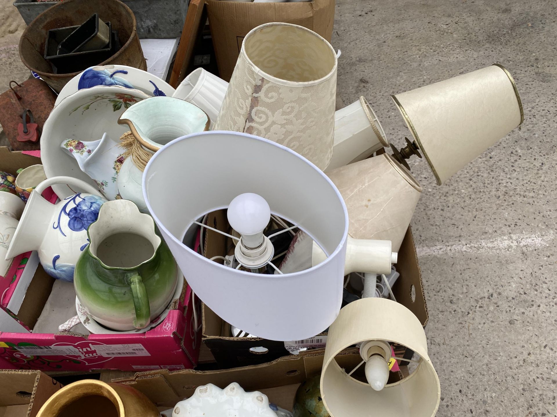 AN ASSORTMENT OF HOUSEHOLD CLEARANCE ITEMS TO INCLUDE LAMPS AND CERAMICS ETC - Image 4 of 5