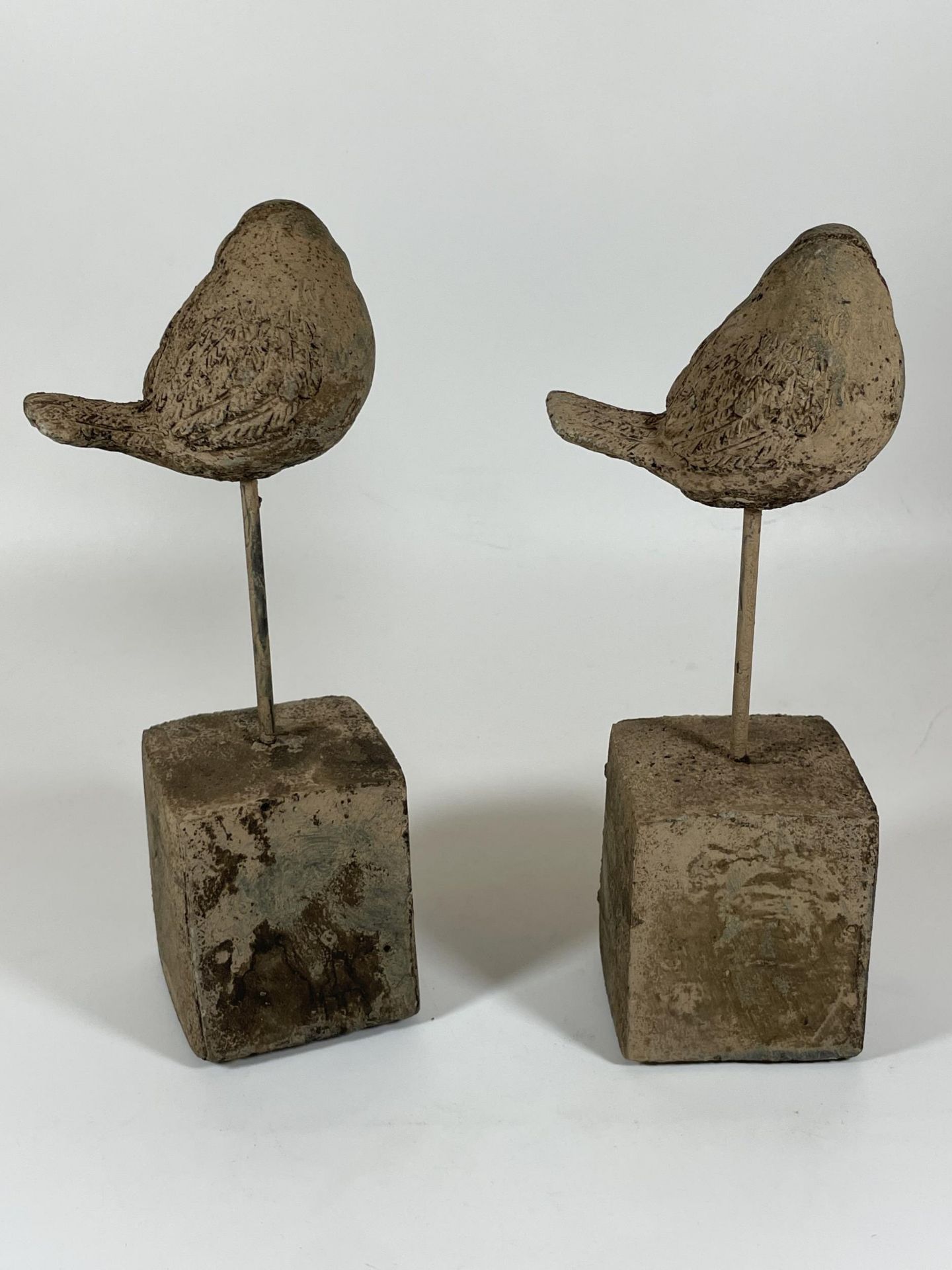 A PAIR OF DECORATIVE STONE BIRDS ON PLINTHS, HEIGHT 24CM - Image 4 of 4