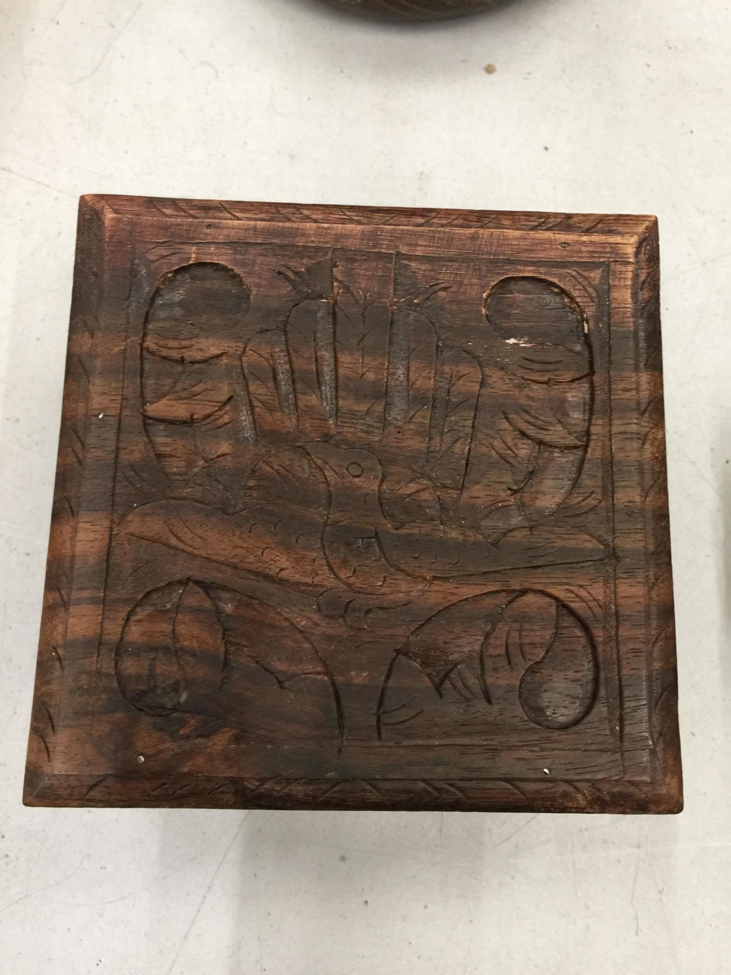 A COLLECTION OF TREEN TO INCLUDE CANDLESTICKS WITH TWISTED STEMS, A PIPE RACK, CANON, BOXES, PAGE - Image 2 of 5