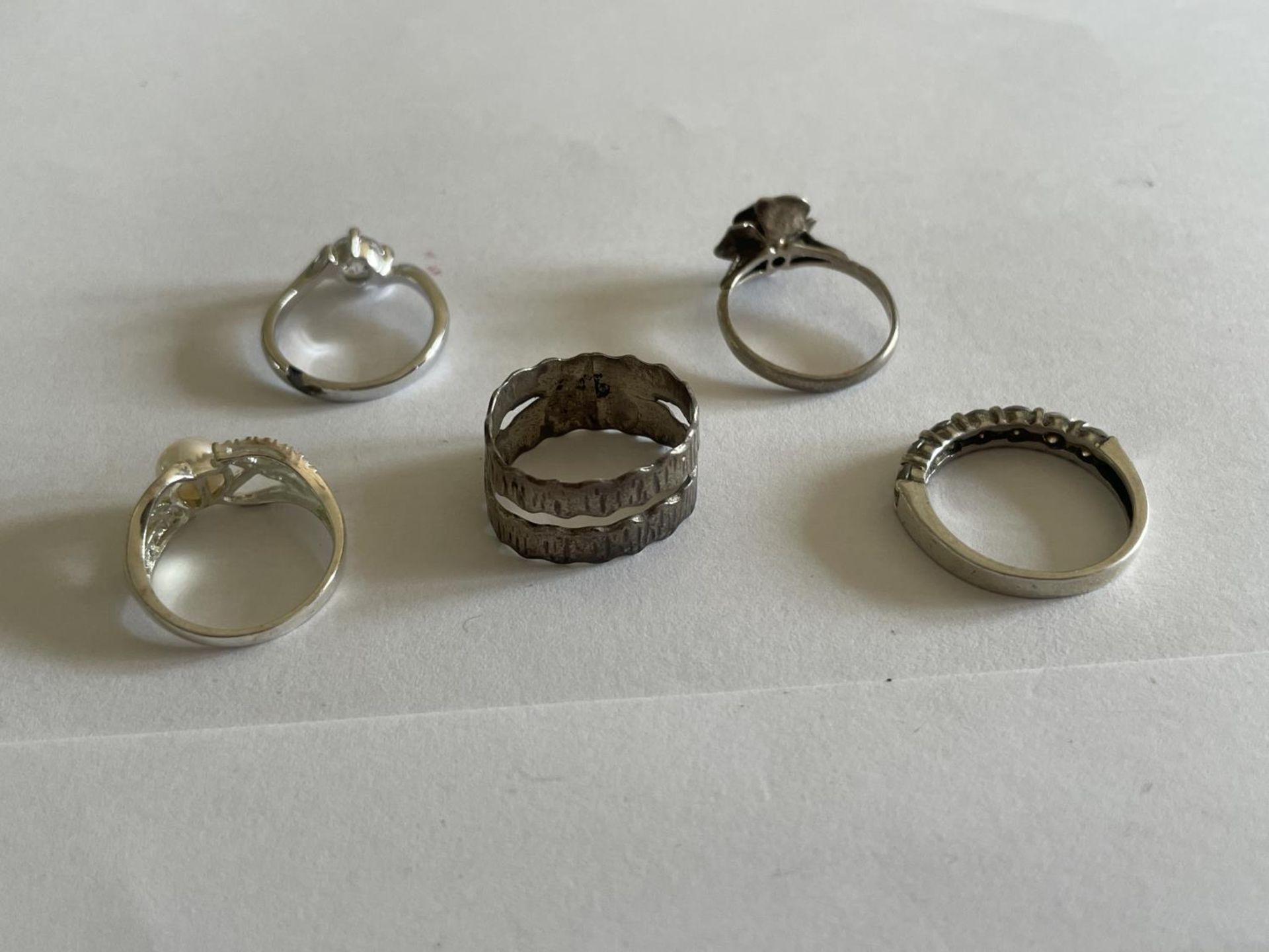 FIVE VARIOUS SILVER RINGS - Image 4 of 4