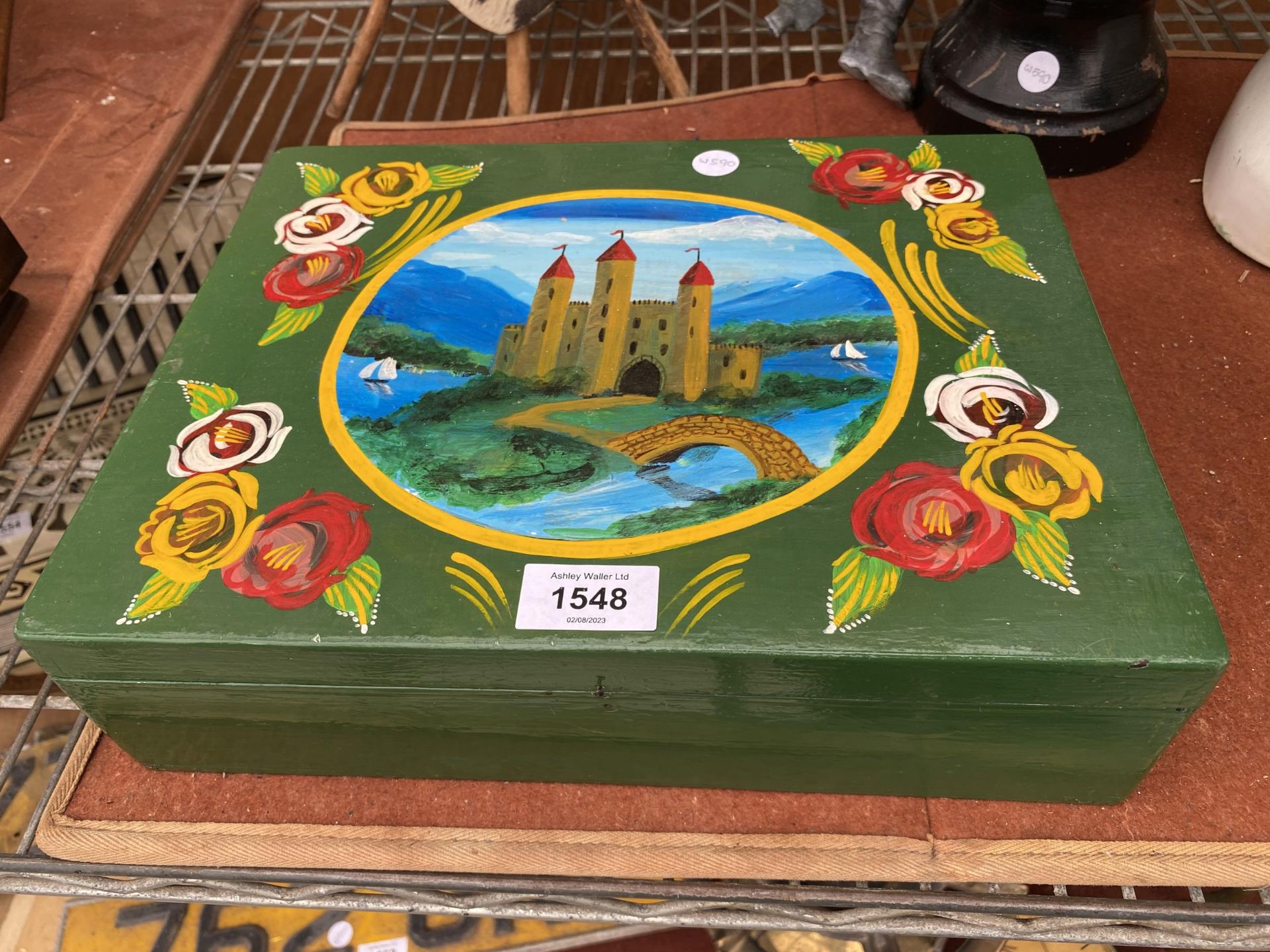 A VINTAGE WOODEN PAINTED STORAGE BOX WITH A QUANTITY OF SEWING ITEMS