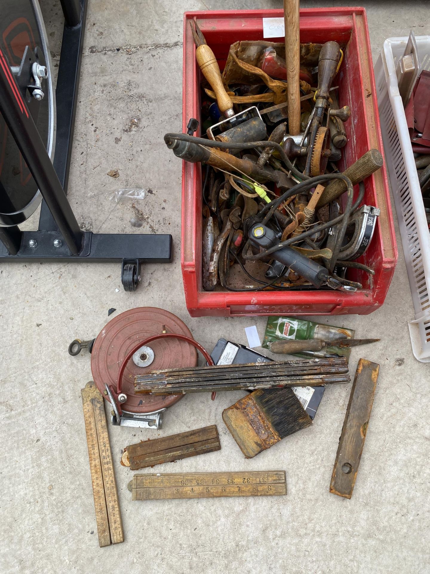 AN ASSORTMENT OF TOOLS TO INCLUDE A BRACE DRILL, TIN SNIPS AND PLIERS ETC