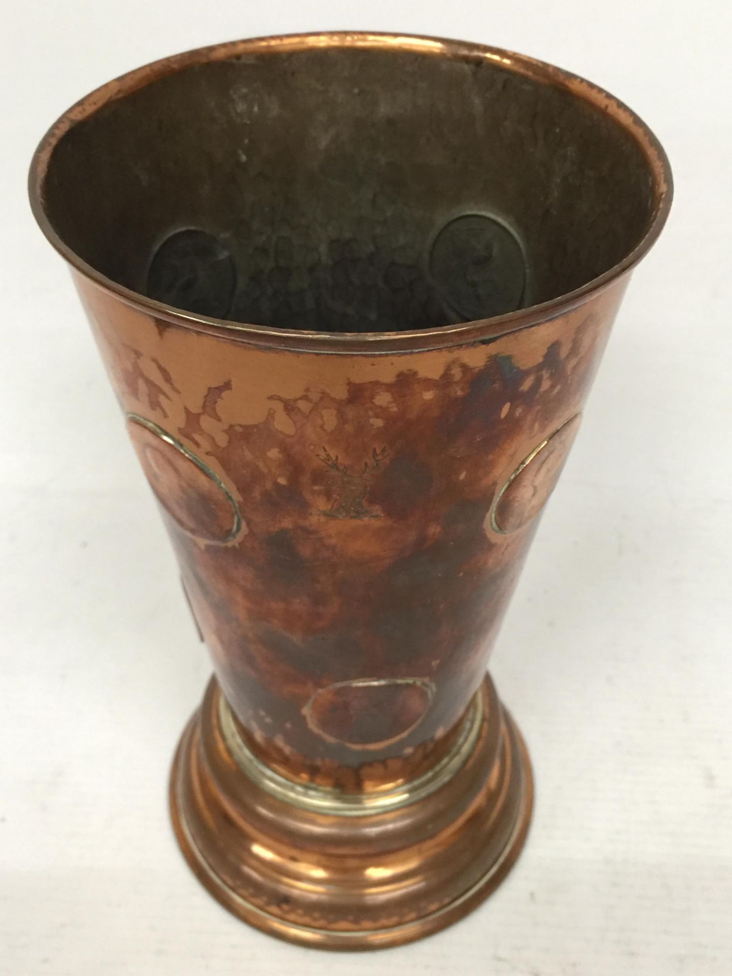 A VINTAGE COPPER GAMBLING TAVERN DICE SHAKING BEAKER EMBEDDED WITH COINS AND DICE BENEATH A GLASS - Image 2 of 3