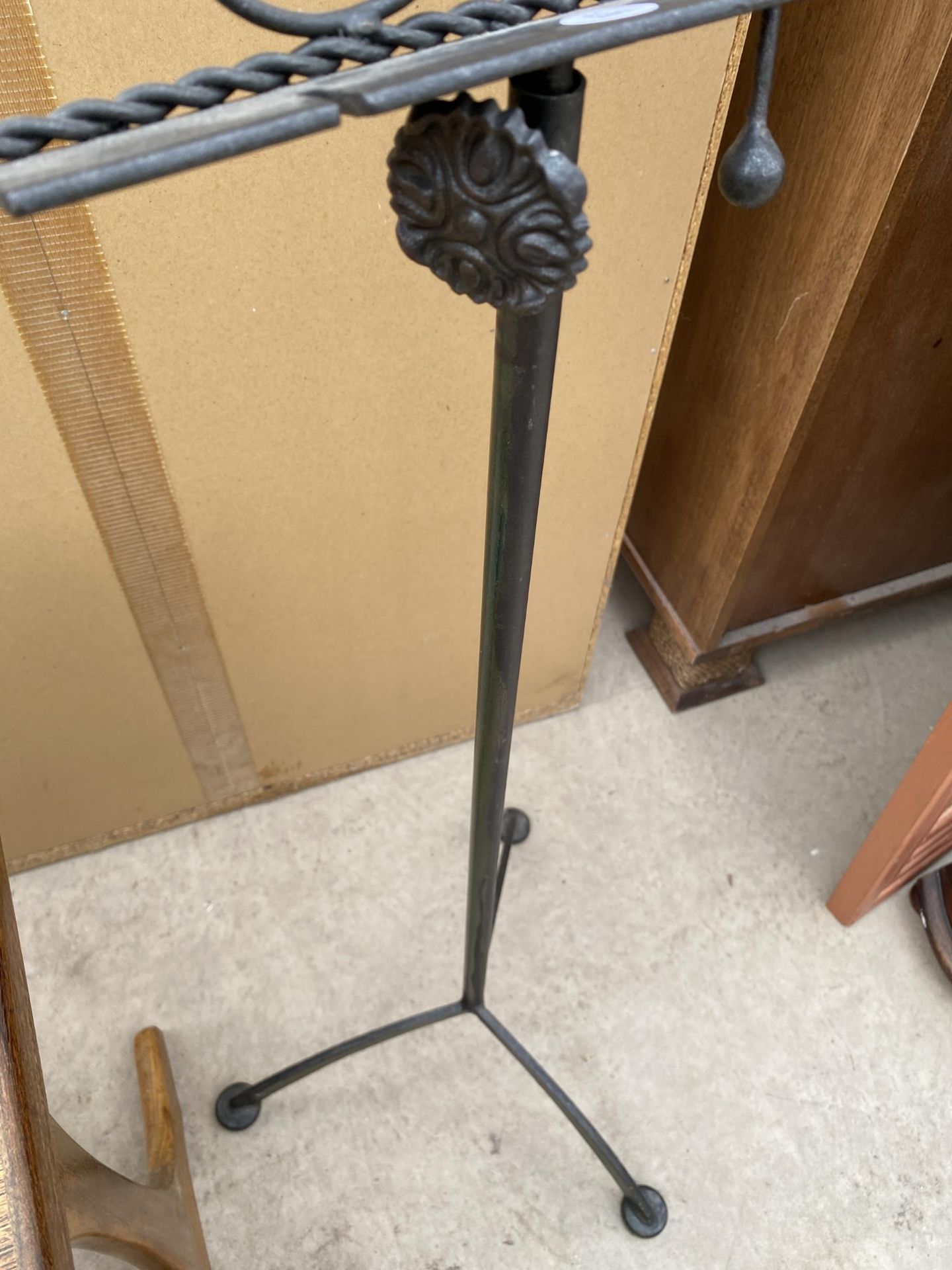 A MODERN WROUGHT IRON ADJUSTABLE MUSIC STAND ON TRIPOD BASE - Image 3 of 3