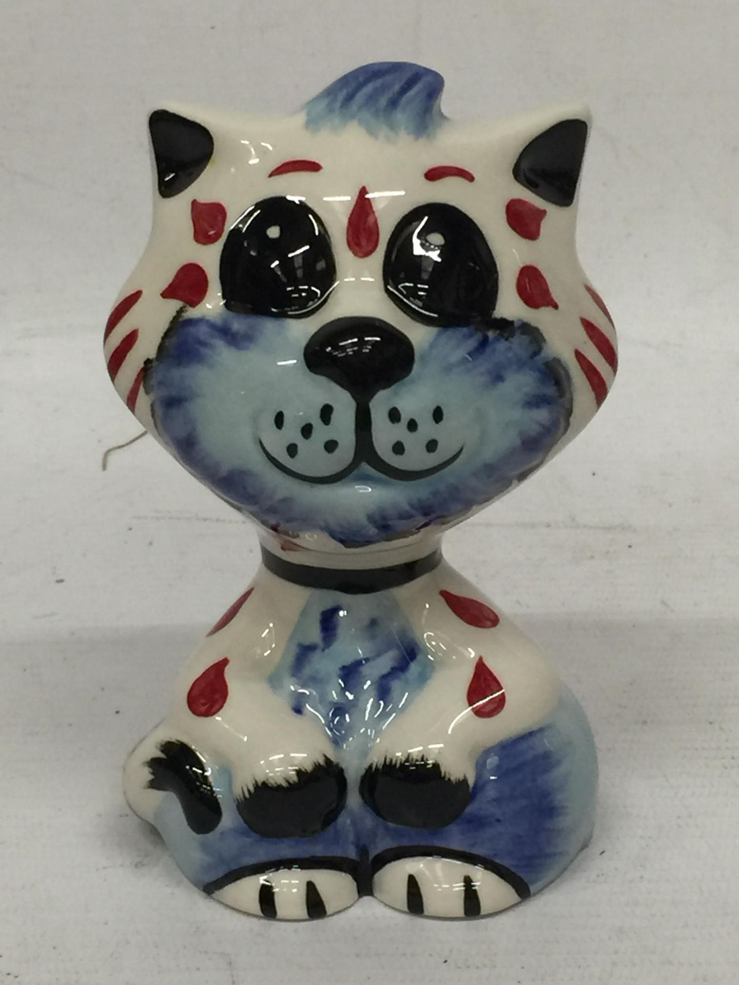 A LORNA BAILEY HAND PAINTED AND SIGNED CAT 'TAD'