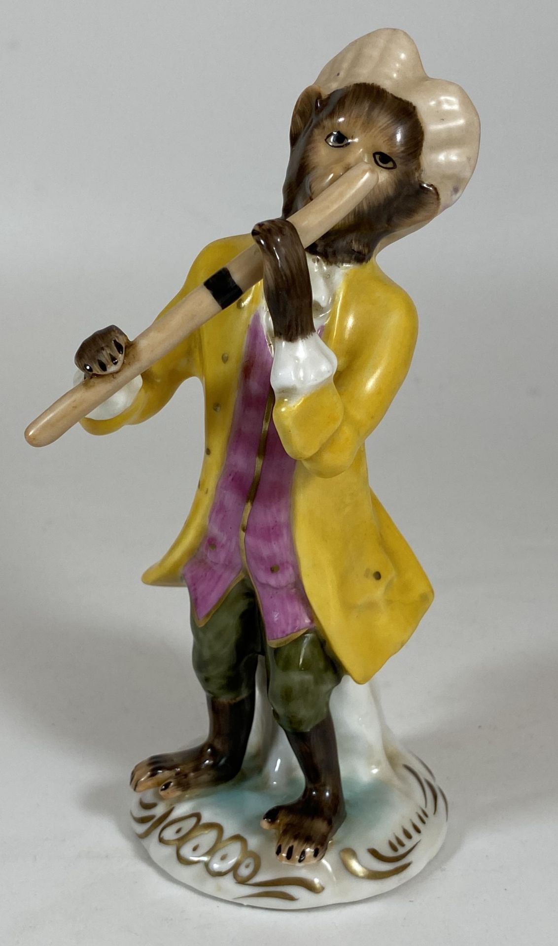 A CONTINENTAL DRESDEN STYLE PORCELAIN MONKEY OBOE / FLUTE PLAYER MUSICIAN FIGURE, HEIGHT 16CM