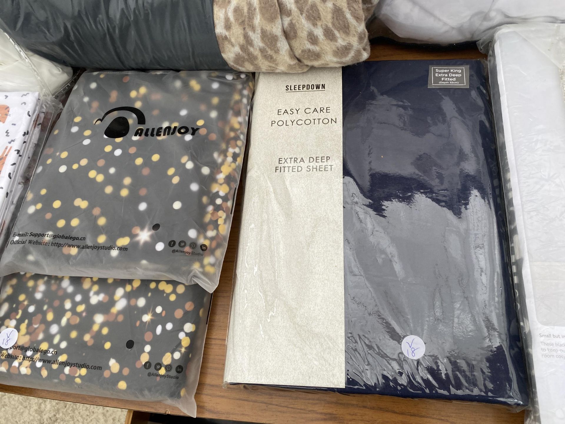 A LARGE ASSORTMENT OF NEW AND PACKAGED BEDDING AND TEA TOWELS ETC - Image 4 of 7