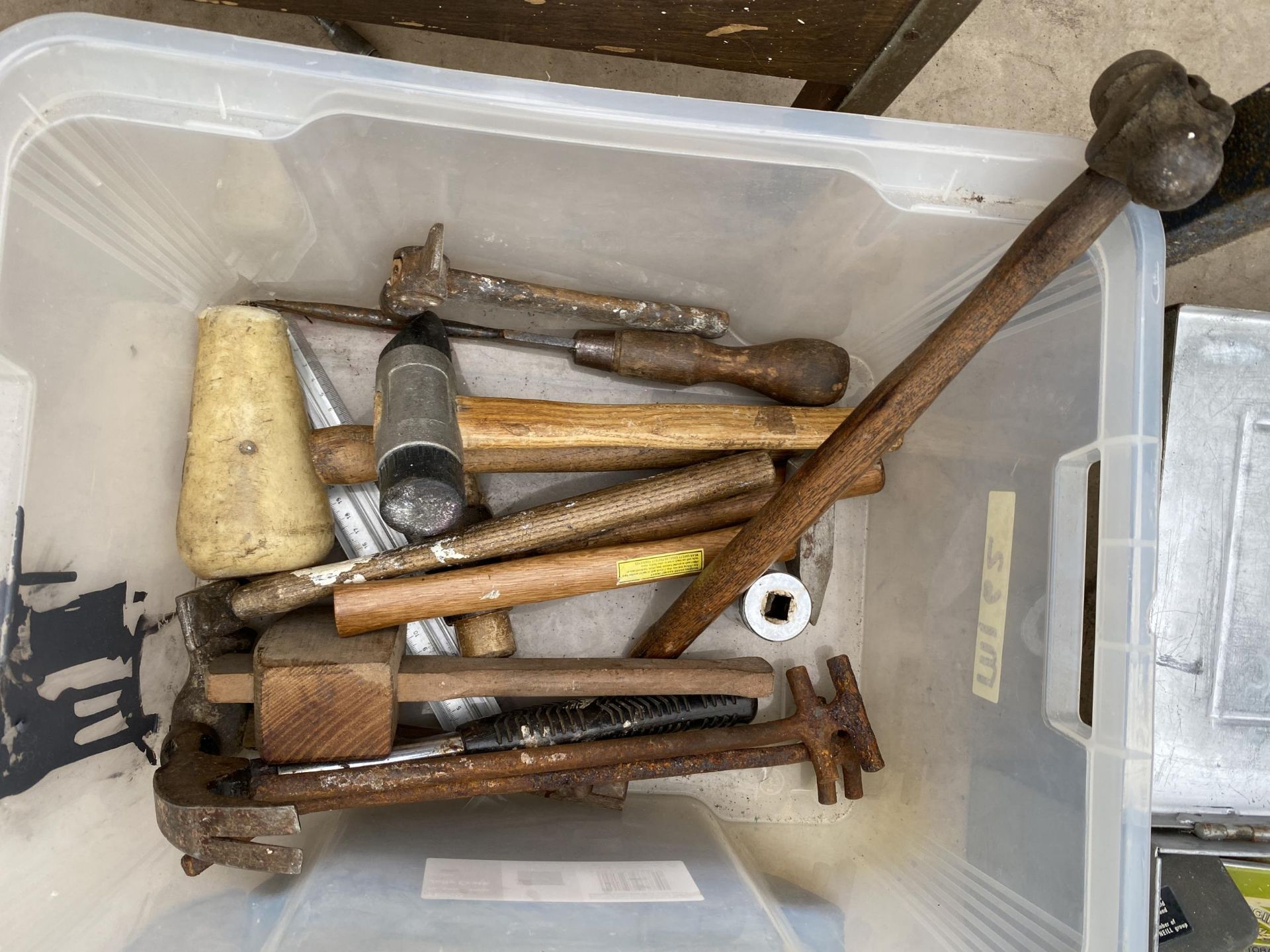 AN ASSORTMENT OF HAND TOOLS TO INCLUDE HAMMERS AND AN AXE ETC - Image 2 of 3