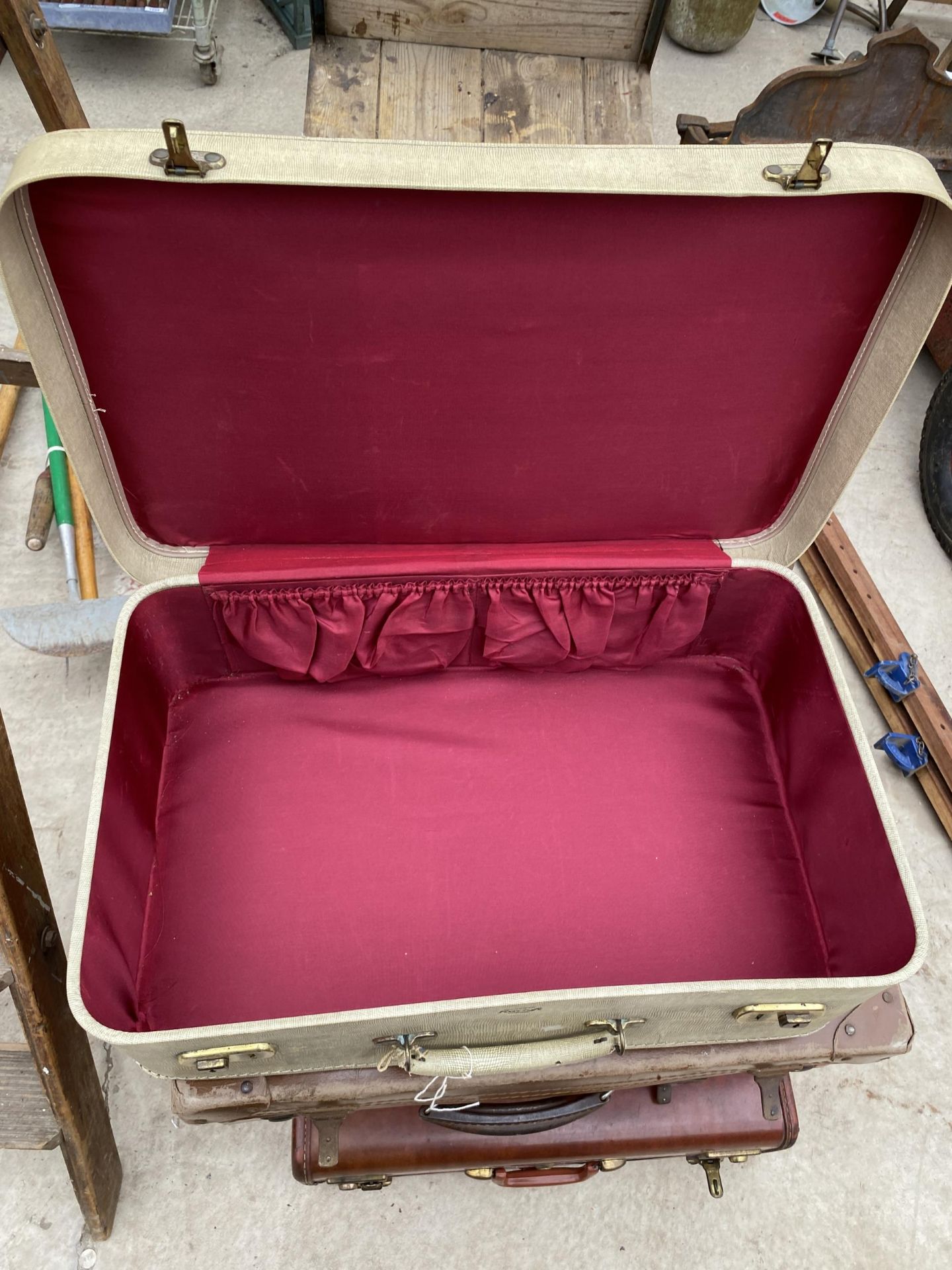 AN ASSORTMENT OF VINTAGE TRAVEL CASES - Image 3 of 3