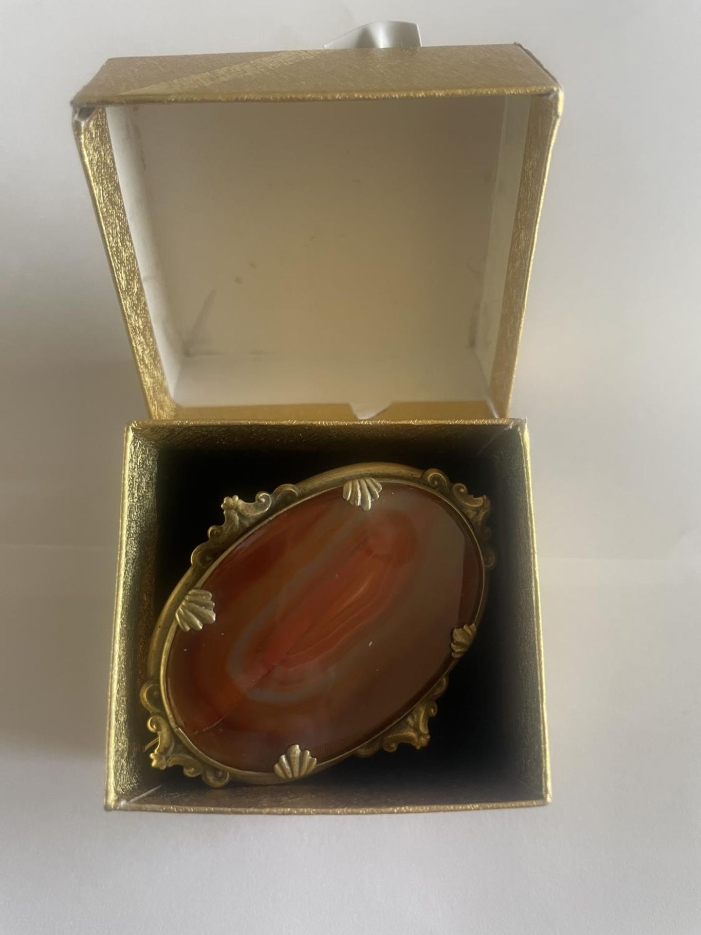 A PINCH BECK BROOCH WITH A LARGE AGATE STONE IN A PRESENTATION BOX - Bild 3 aus 3