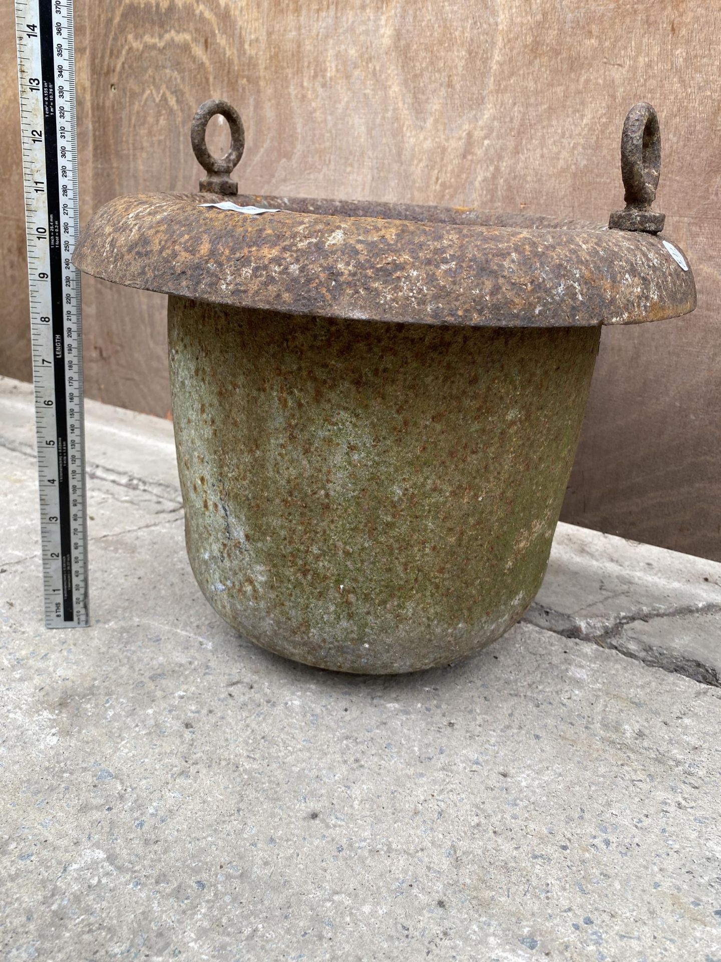 A VINTAGE HEAVY CAST IRON FOUNDRY CRUCIBLE CAULDRON PLANTER - Image 3 of 4