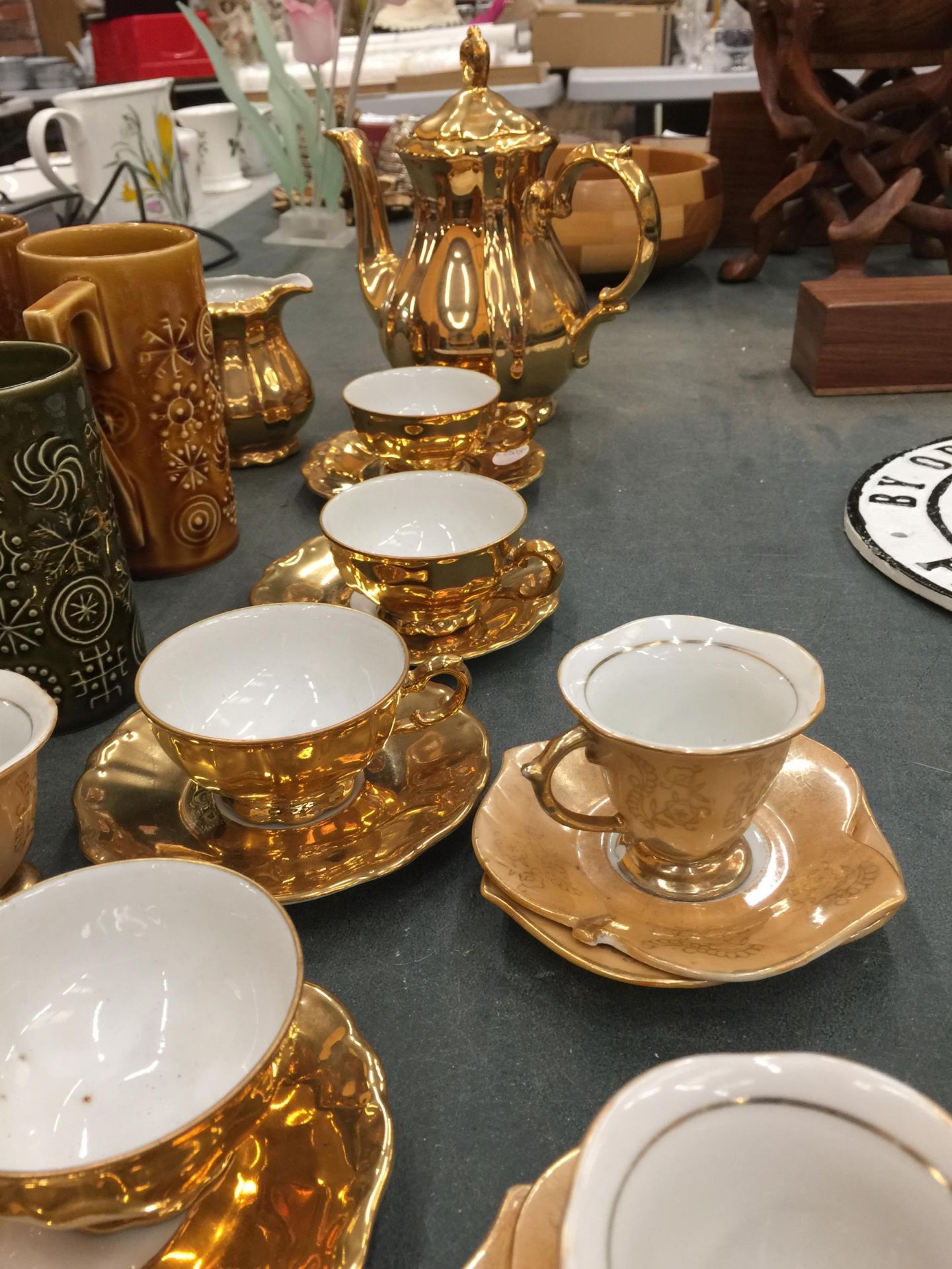 A GOLD COLOURED TEASET TO INCLUDE A TEAPOT, SUGAR BOWL, CREAM JUG, CUPS AND SAUCERS, PORTMEIRION ' - Image 6 of 6