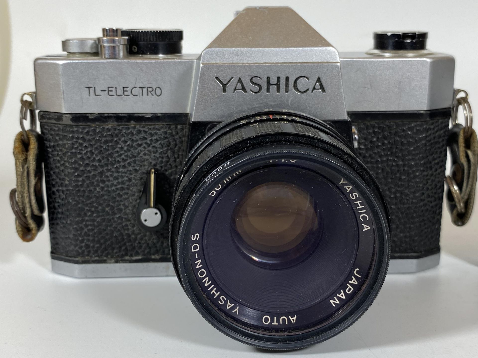 TWO VINTAGE CAMERAS - YASHICA TL-ELECTRO FITTED WITH A YASHICA AUTO 50MM LENS AND A MINOLTA XG2 BODY - Bild 2 aus 3