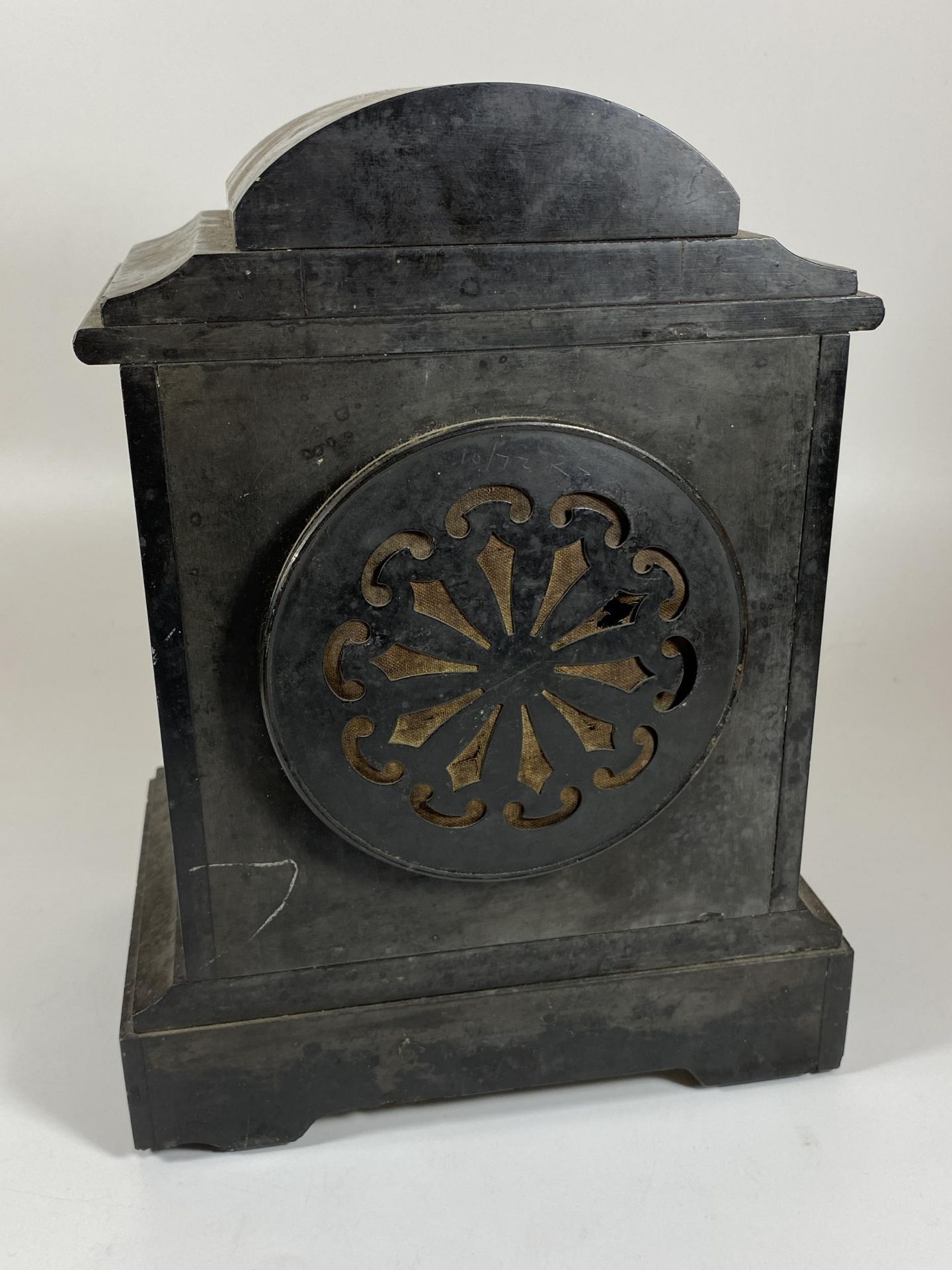 AN ANTIQUE FRENCH MARBLE AND GREEN SLATE CHIMING MANTLE CLOCK WITH PENDULUM - Image 5 of 7