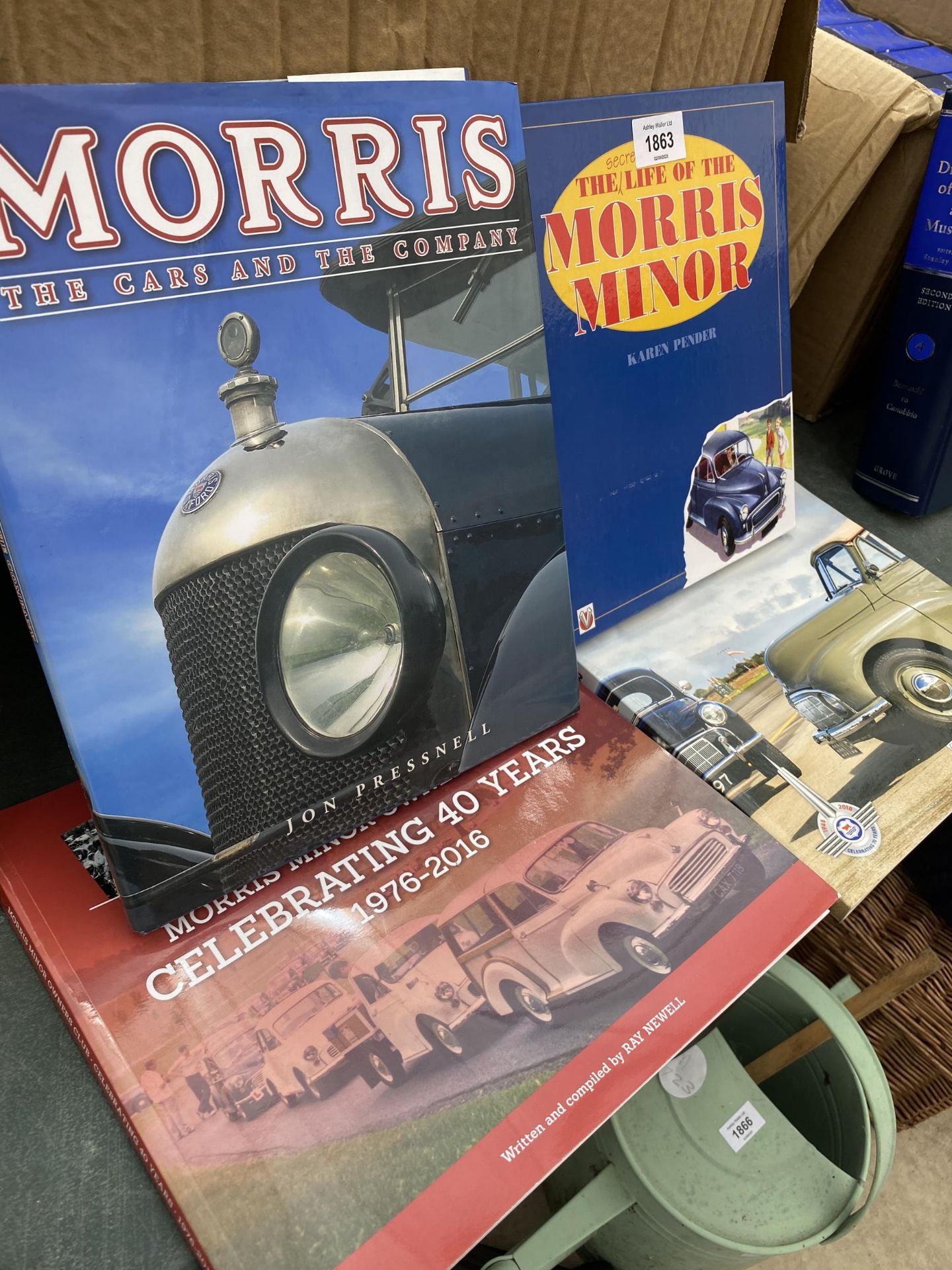 A LARGE ASSORTMENT OF BOOKS ON MORRIS MINORS - Image 3 of 3