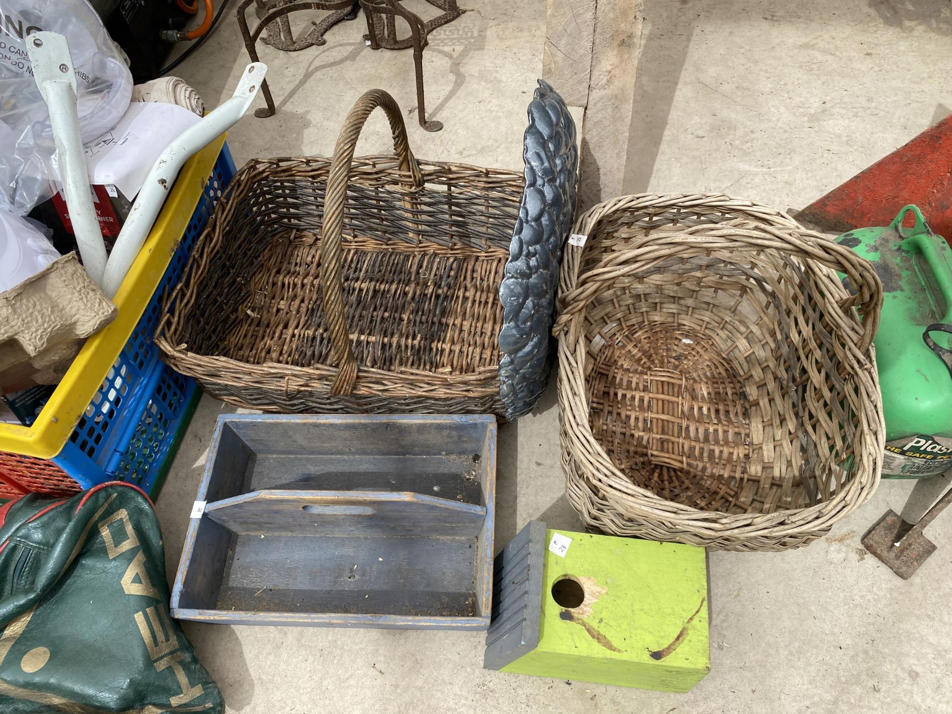 A LARGE ASSORTMENT OF ITEMS TO INCLUDE AXLE STANDS, WICKER BASKETS AND KITCHEN ITEMS ETC - Image 5 of 6