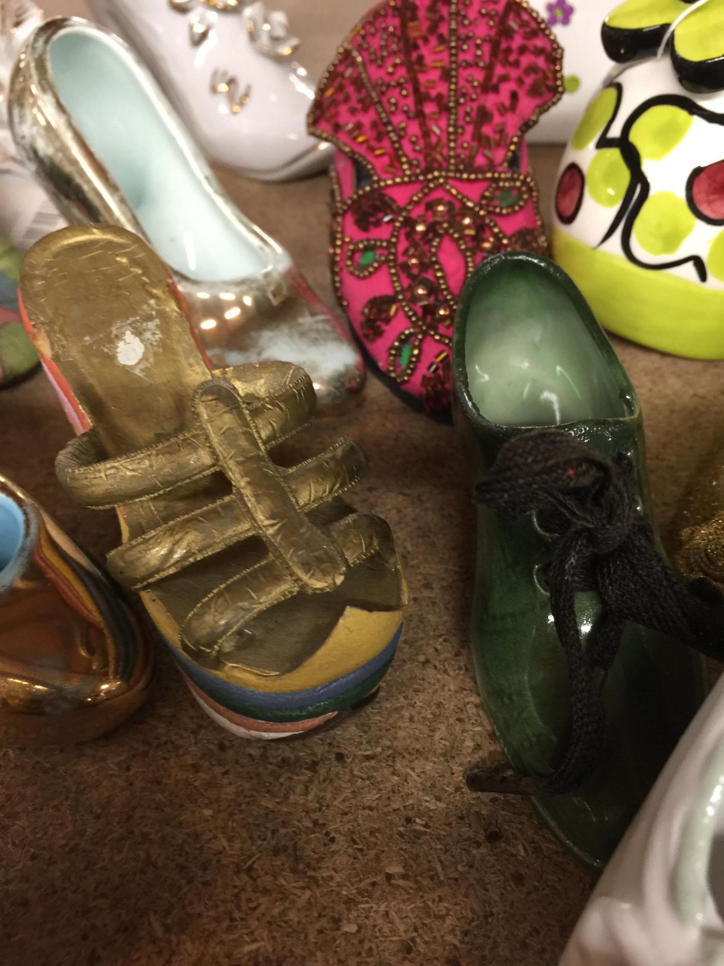 A GROUP OF CERAMIC SHOES ETC - Image 5 of 5