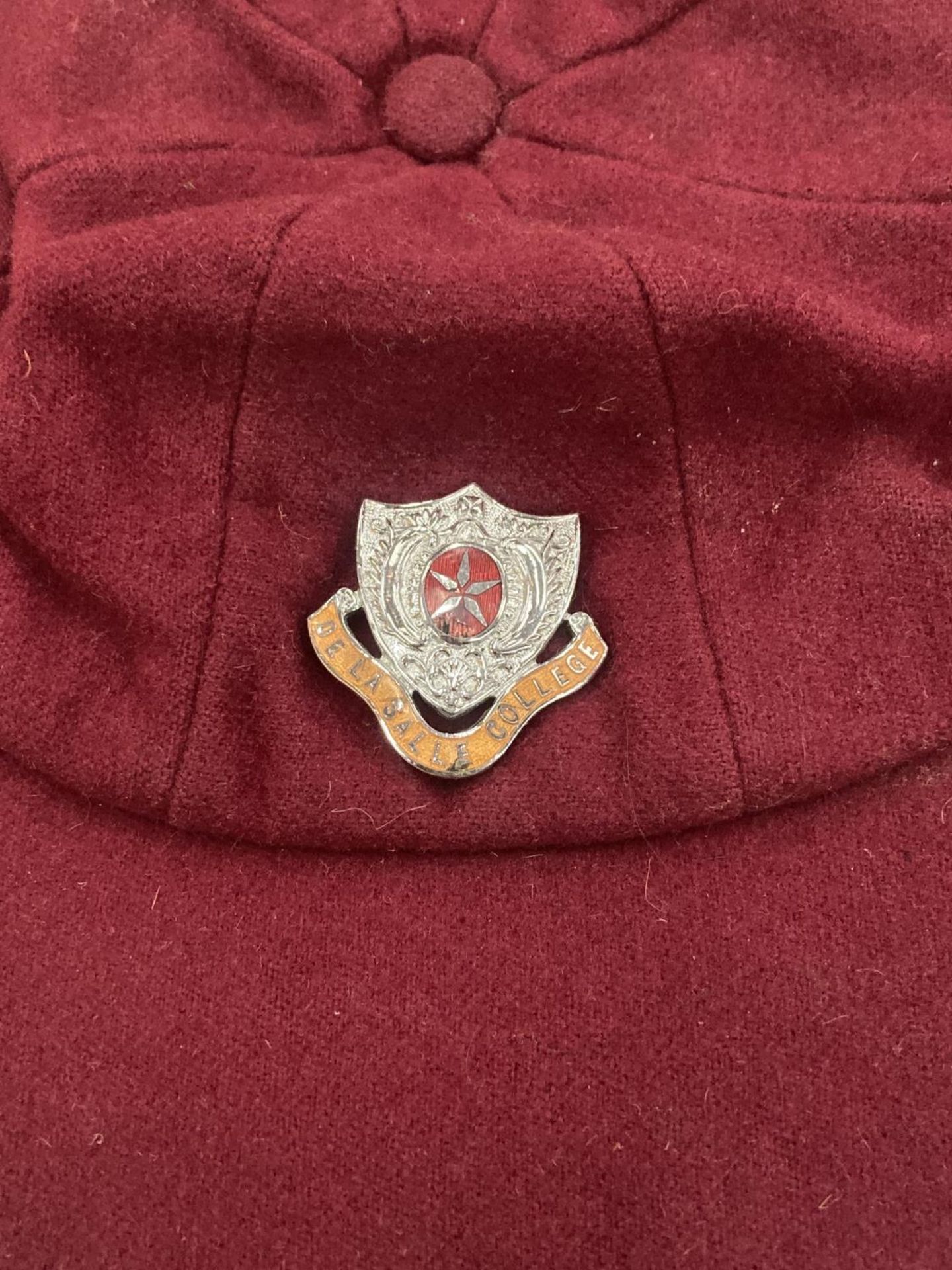 A DE LA SALLE COLLEGE, MANCHESTER CAP AND ENAMEL BADGE - Bild 2 aus 3