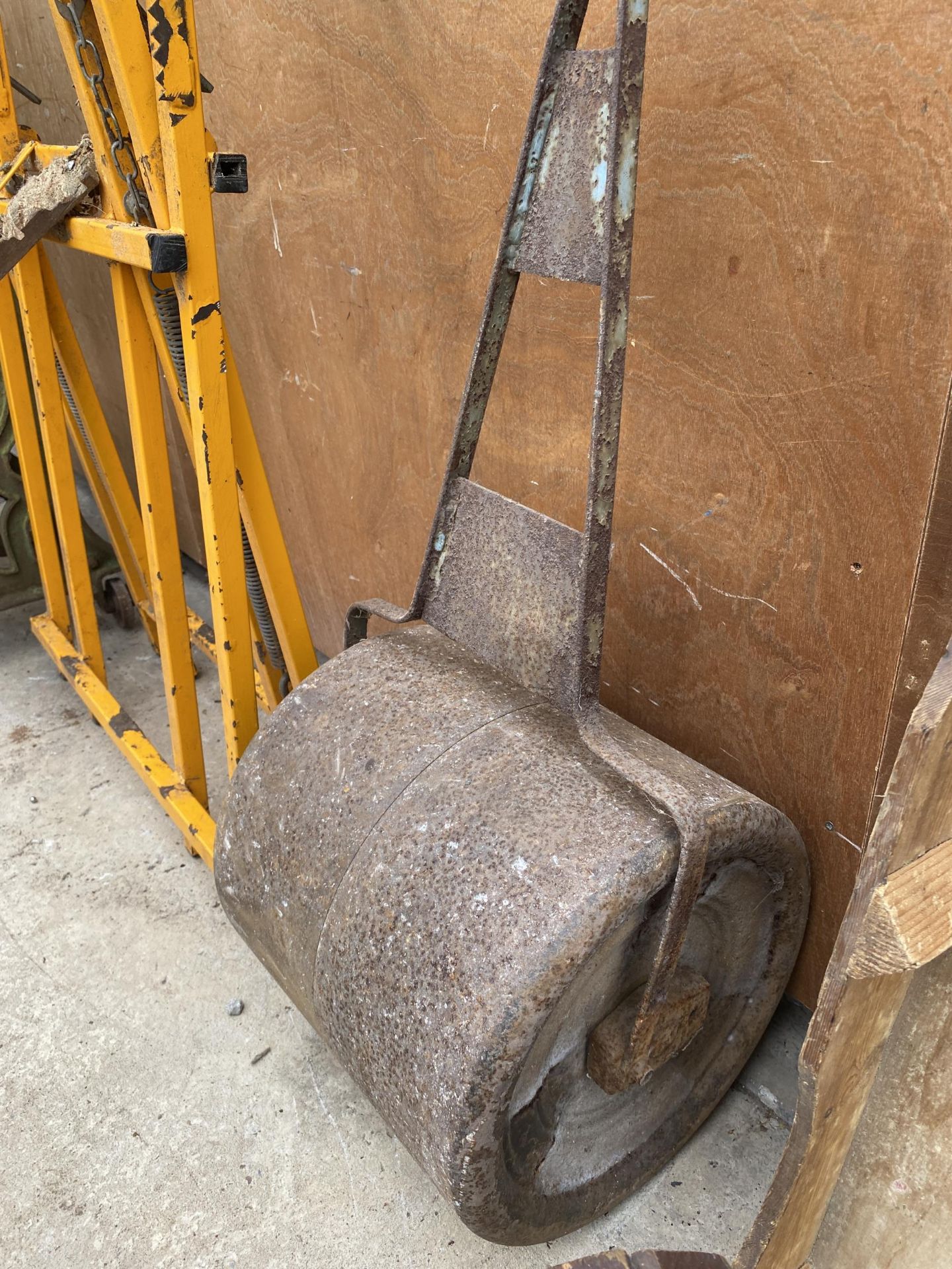A VINTAGE CAST IRON GARDEN ROLLER WITH WOODEN HANDLE - Image 2 of 3