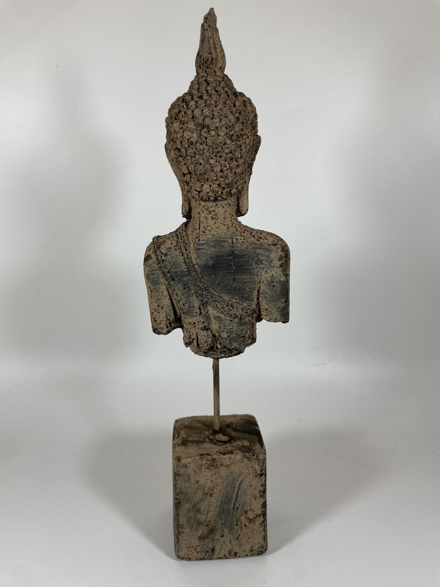 A DECORATIVE STONE BUDDHA ON PLINTH, HEIGHT 39CM - Image 3 of 4