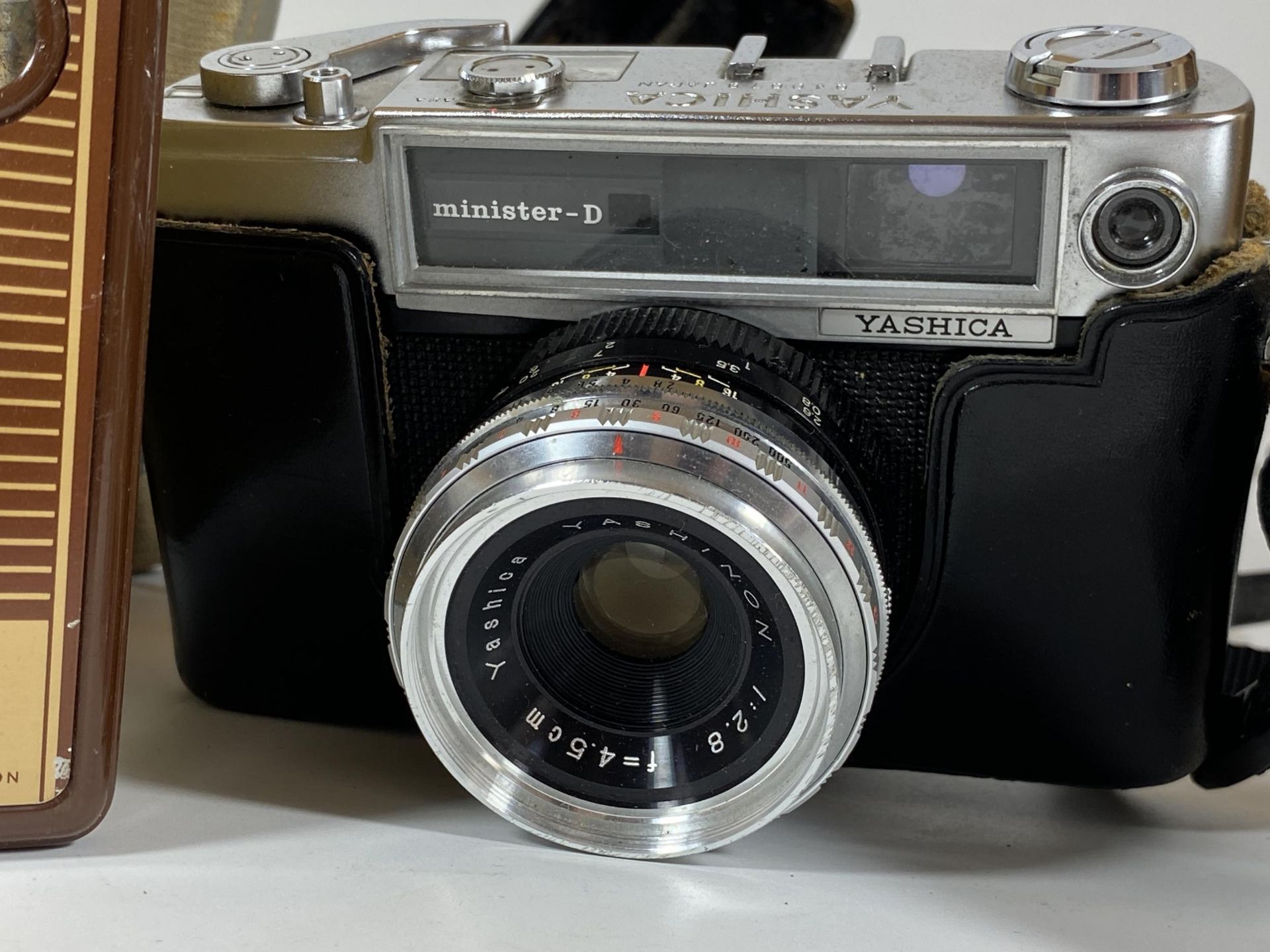 THREE VINTAGE CAMERAS - CASED KODAK BROWNIE FLASH IV, YASHICA MINISTER-D FITTED WITH 45MM LENS AND A - Bild 3 aus 4