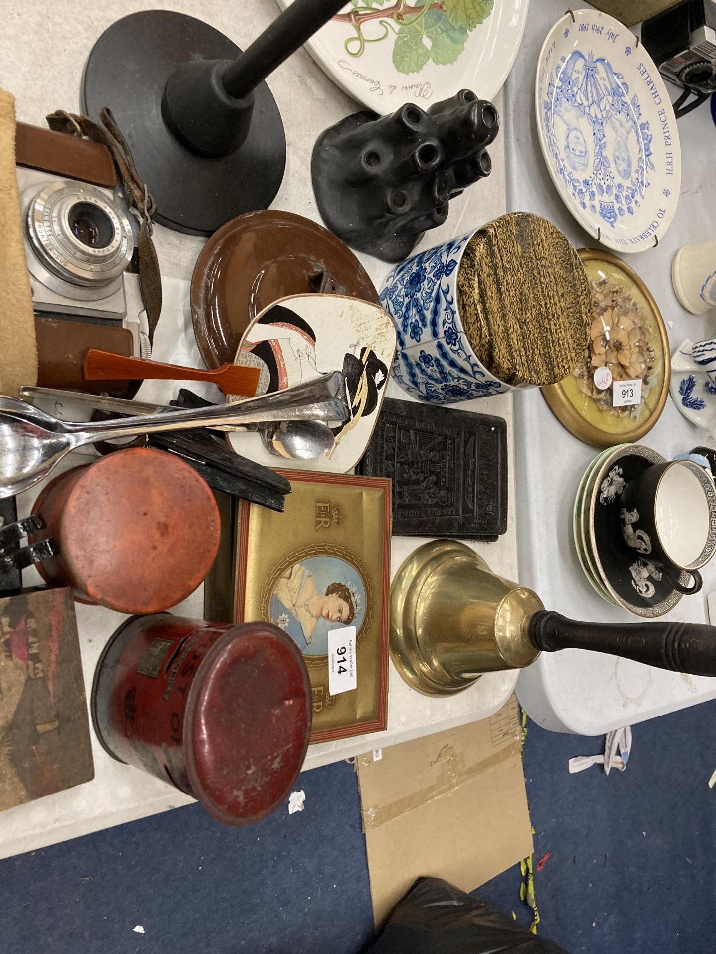 A GROUP OF VINTAGE ITEMS TO INCLUDE VINTAGE POST OFFICE TIN, BRASS BELL ETC - Image 2 of 5