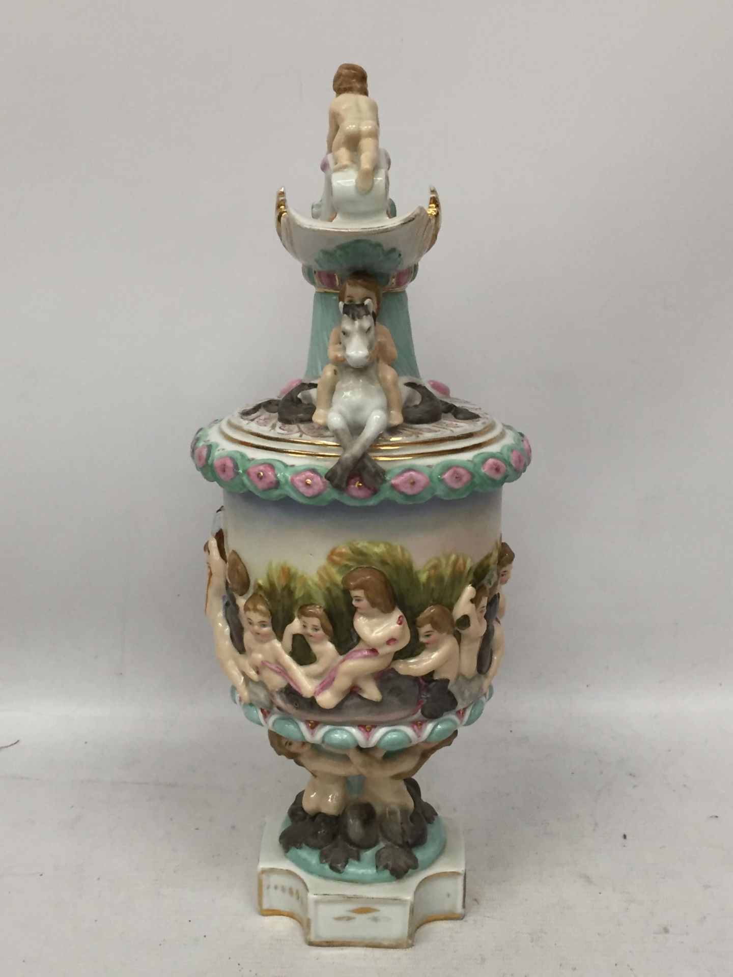 A CONTINENTAL HARD PASTE PORCELAIN CHERUB JUG / EWER, POSSIBLY VOLKSTETD, BLUE MARK TO BASE - Image 3 of 5