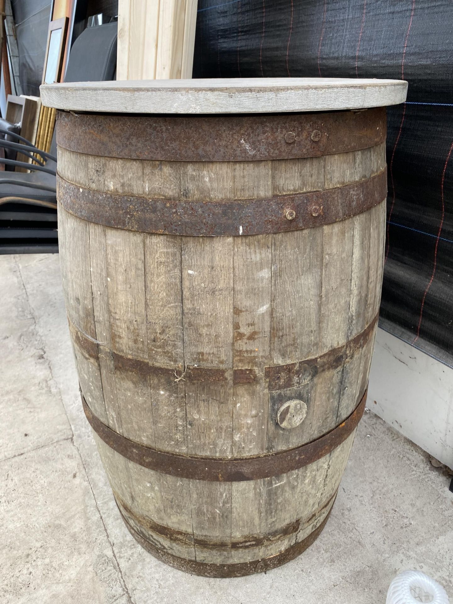 A METAL BANDED OAK WHISKEY BARREL WITH ROUND TIMBER TOP - Bild 2 aus 2