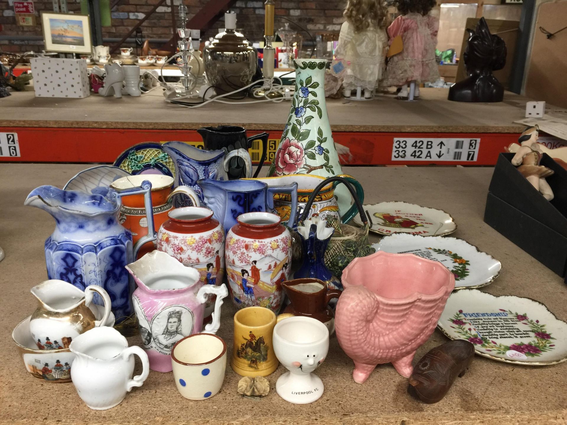 A MIXED LOT OF CERAMICS TO INCLUDE ORIENTAL EGGSHELL VASES, TALL FLORAL VASE ETC