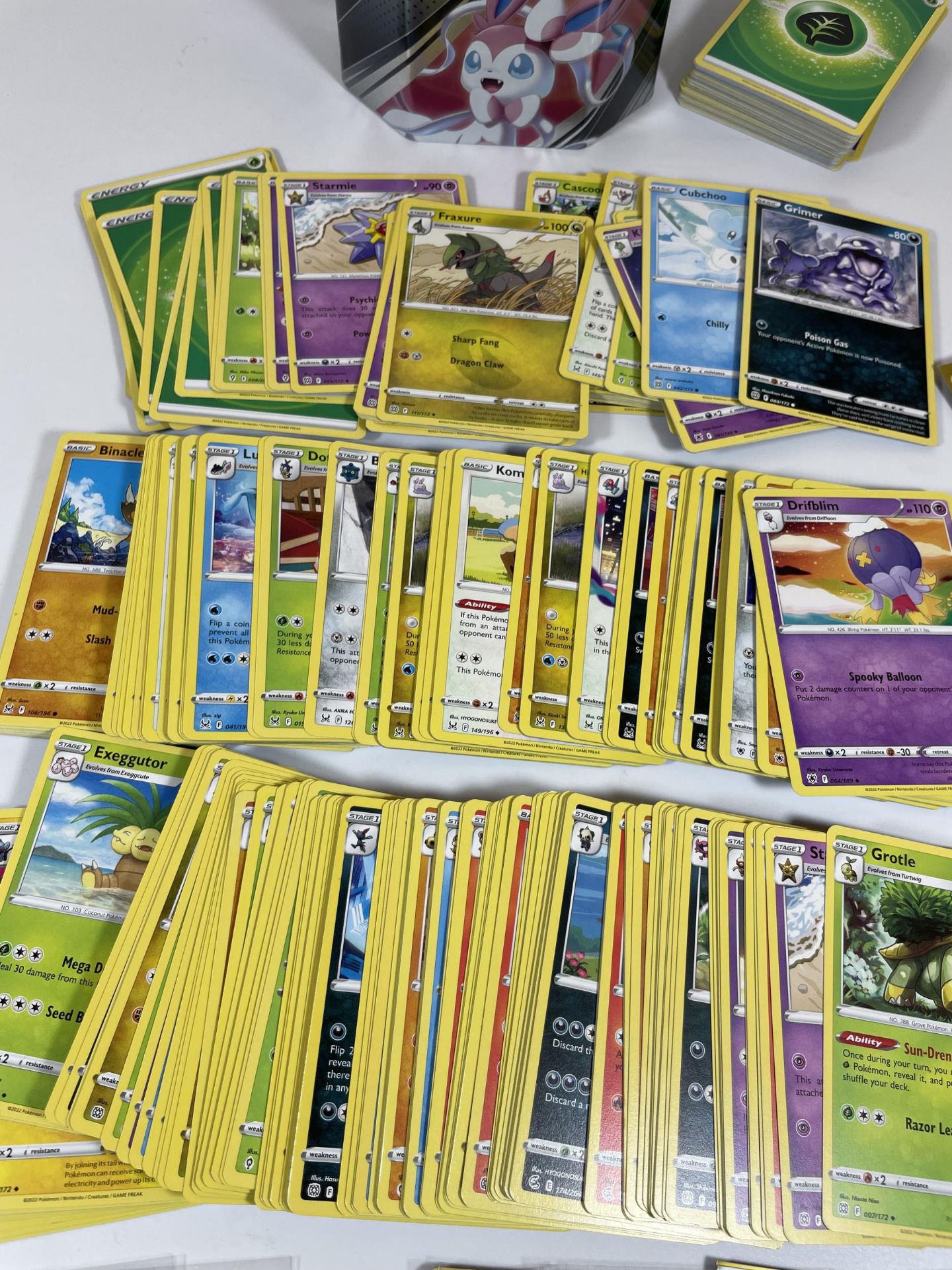 AN UMBREON TIN OF POKEMON TRADING CARDS, HOLOS ETC - Image 3 of 6