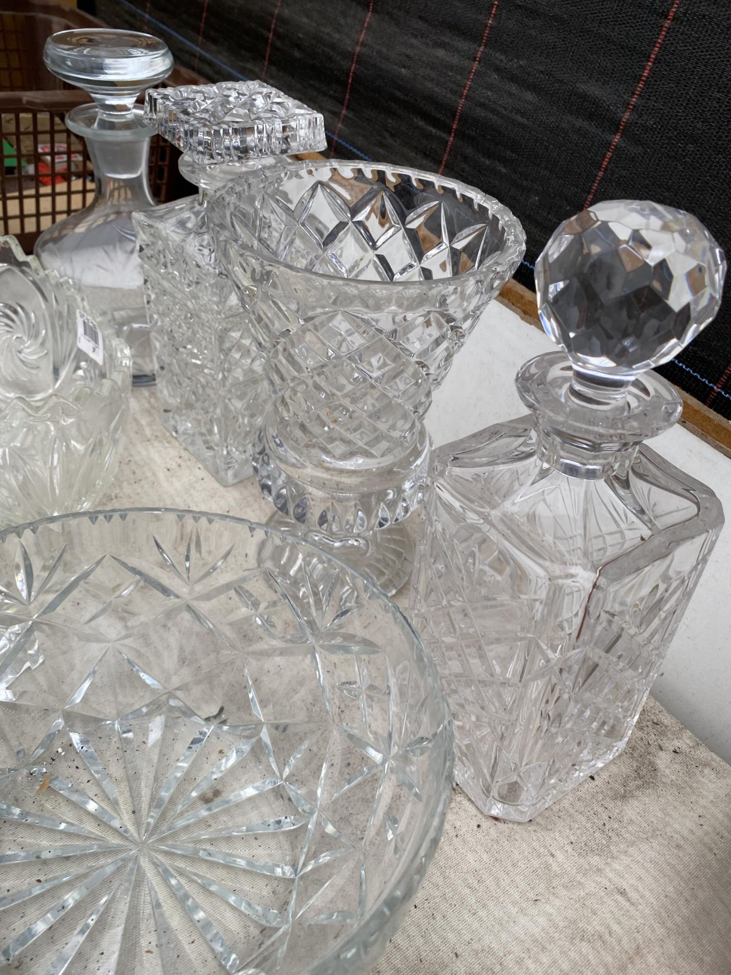 AN ASSORTMENT OF CUT GLASS ITEMS TO INCLUDE DECANTERS AND BOWLS ETC - Image 5 of 5