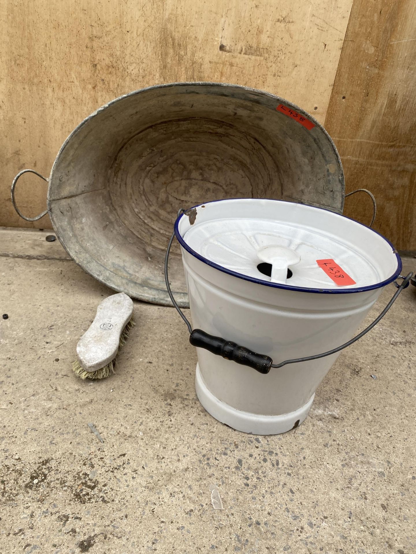 A GALVANISED TIN BATH AND AN ENAMEL SLOP BUCKET - Image 2 of 3