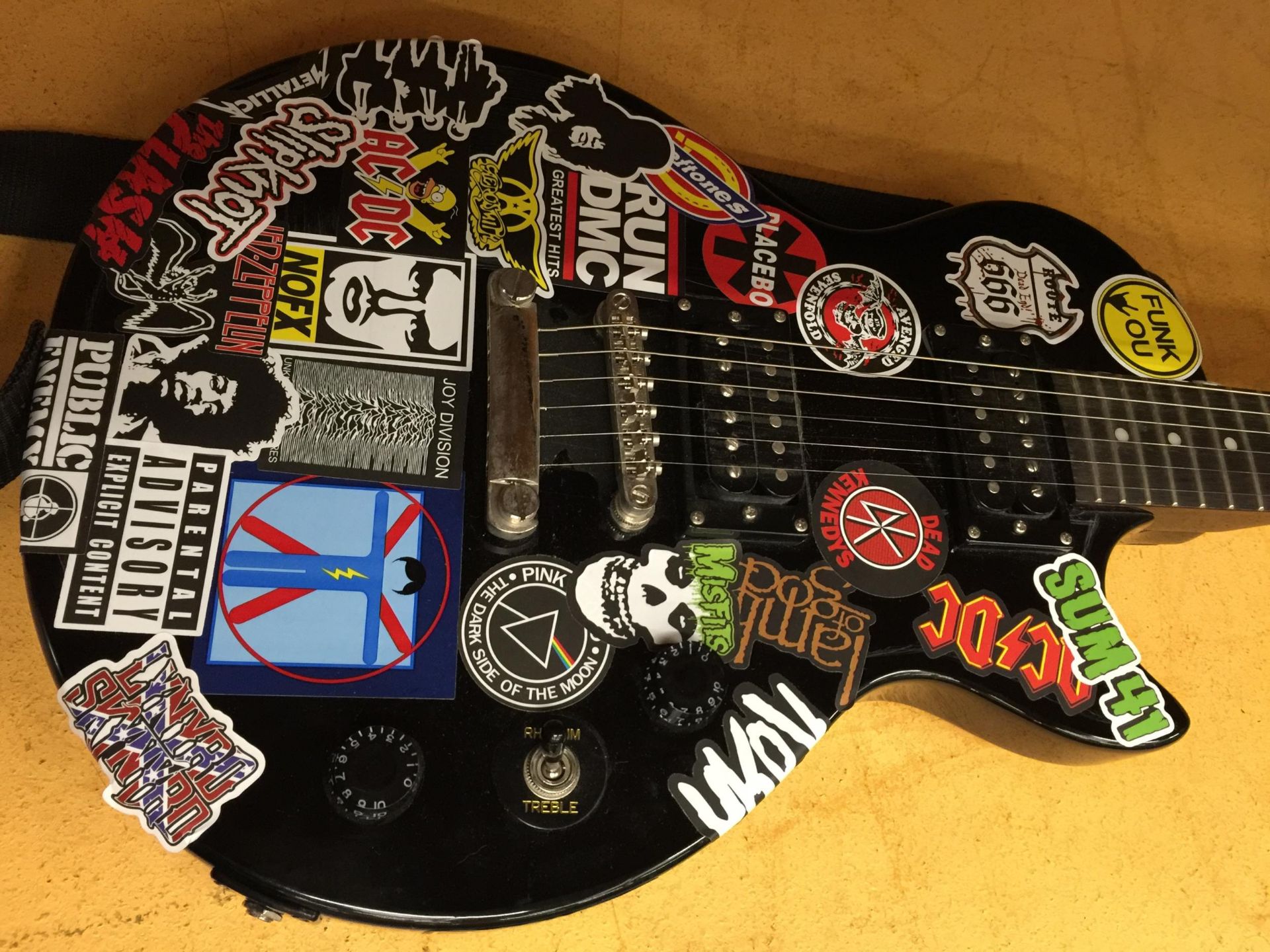 AN EPIPHONE SPECIAL II BLACK ELECTRIC GUITAR WITH STICKERS, SHOULDER STRAP AND CASE - Bild 3 aus 5