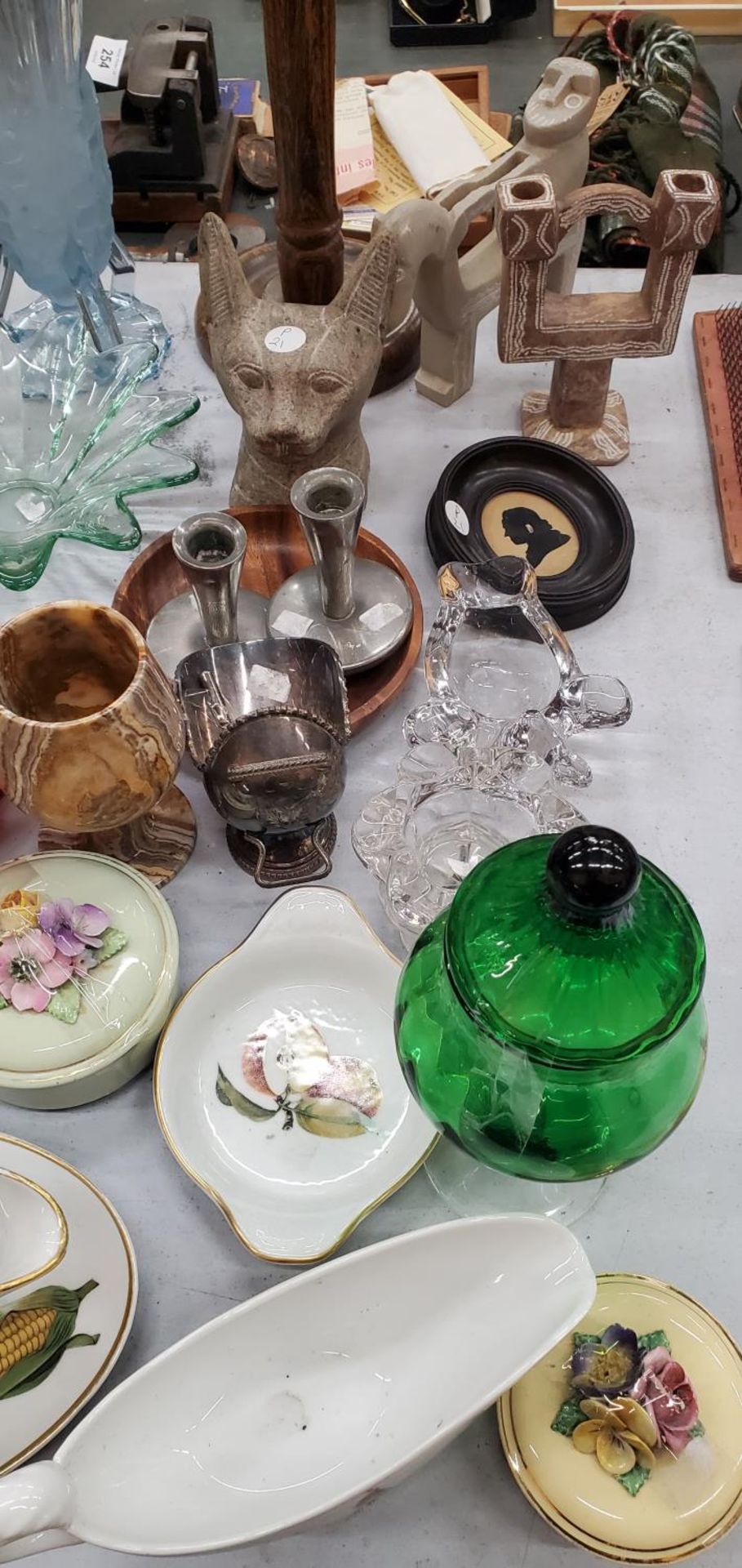 A LARGE MIXED LOT TO INCLUDE GLASS VASES, ROYAL WORCESTER 'EVESHAM', STONEWARE MODELS, A LARGE - Image 4 of 4