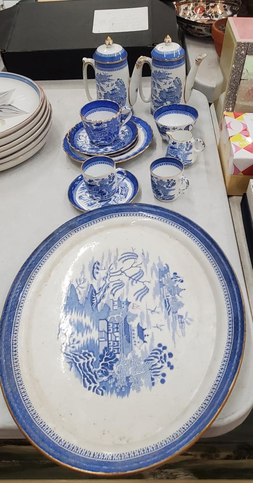 A QUANTITY OF COPELAND SPODE BLUE AND WHITE WILLOW PATTERN TO INCLUDE A MEAT PLATTER, TWO SMALL