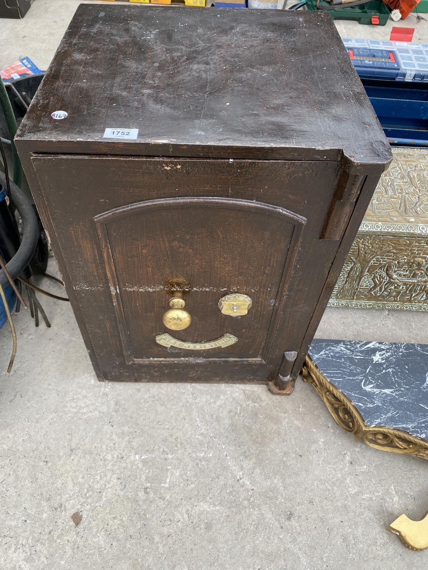 A VINTAGE HEAVY CAST IRON FIRE SAFE WITH BRASS FITTINGS (UNLOCKED BUT NO KEY PRESENT)