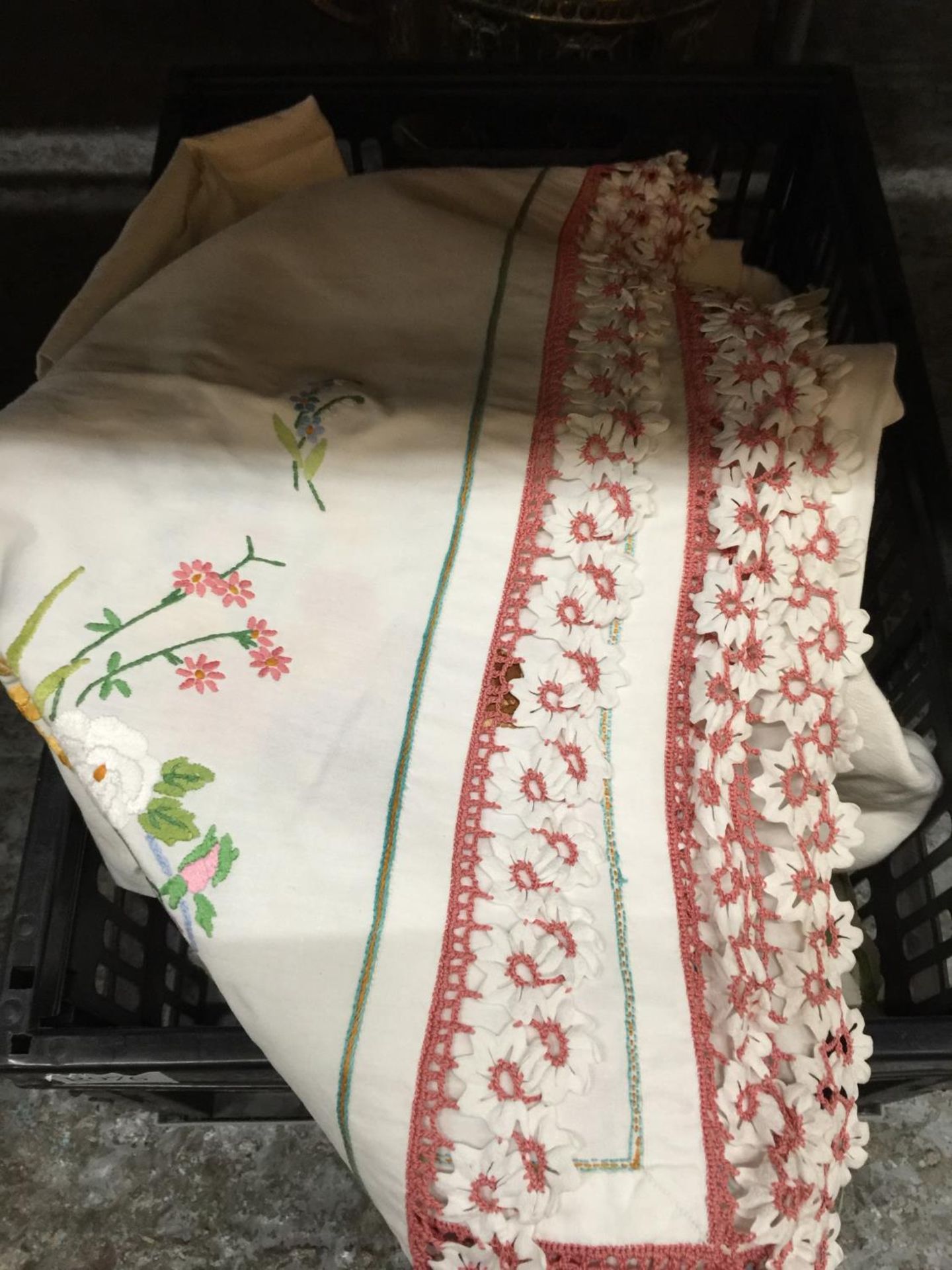 A QUANTITY OF VINTAGE LINEN AND COTTON TO INCLUDE TABLECLOTHS, PILLOW CASES, ETC - Image 2 of 3