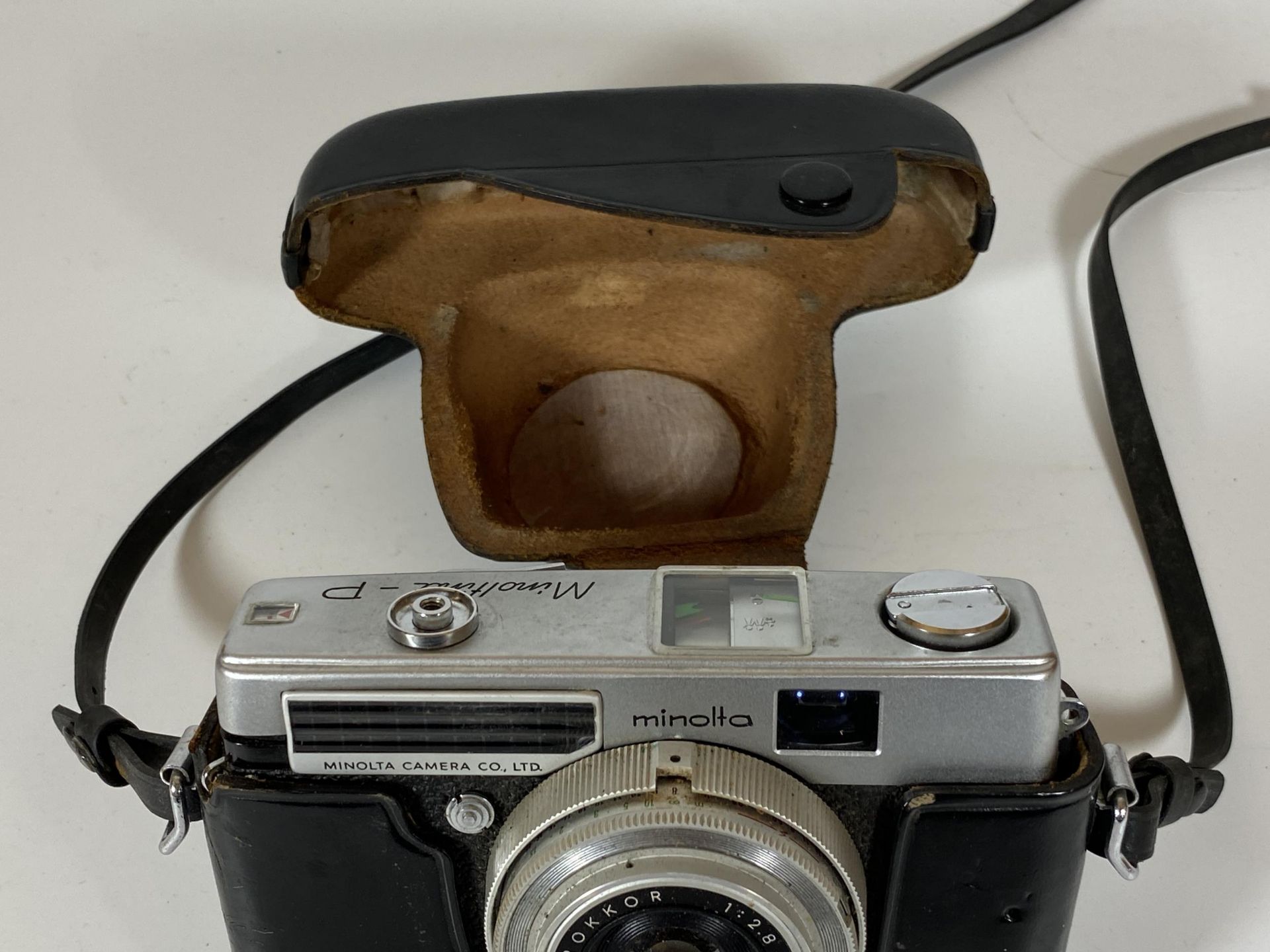 A VINTAGE CASED MINOLTA P CAMERA FITTED WITH ROKKOR 38MM LENS - Image 3 of 3