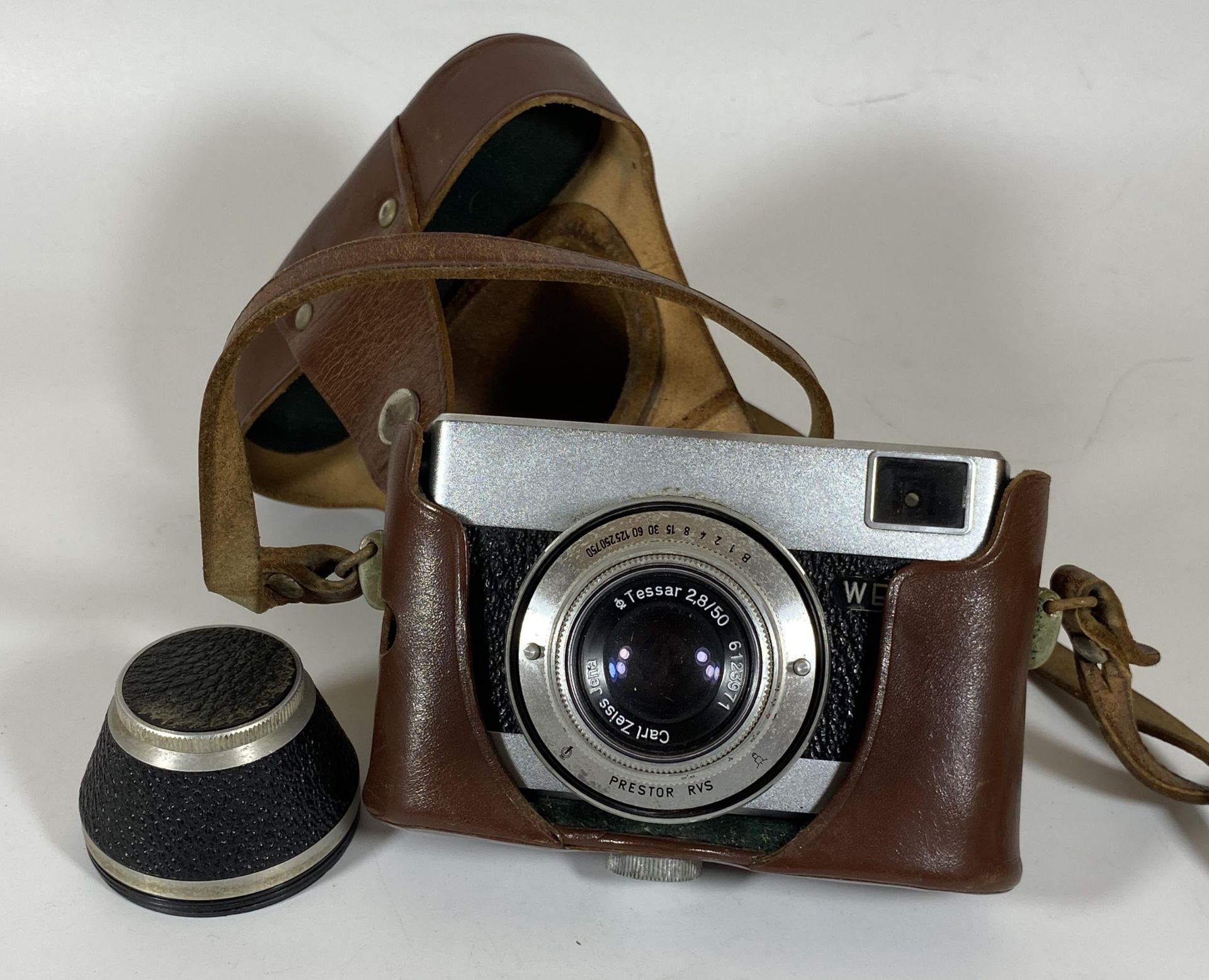 A VINTAGE CASED CARL ZEISS WERRA 1 CAMERA WITH TESSAR 50MM LENS