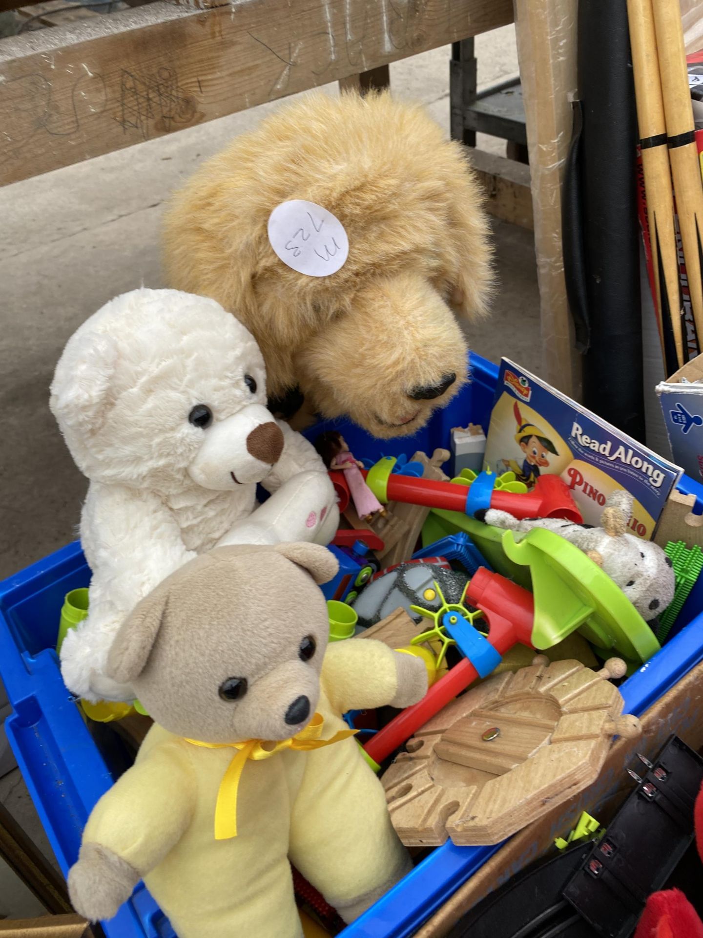 A LARGE ASSORTMENT OF CHILDRENS TOYS AND GAMES TO INCLUDE SCALEXTRICS, BOARD GAMES AND TEDDY BEARS - Image 10 of 13