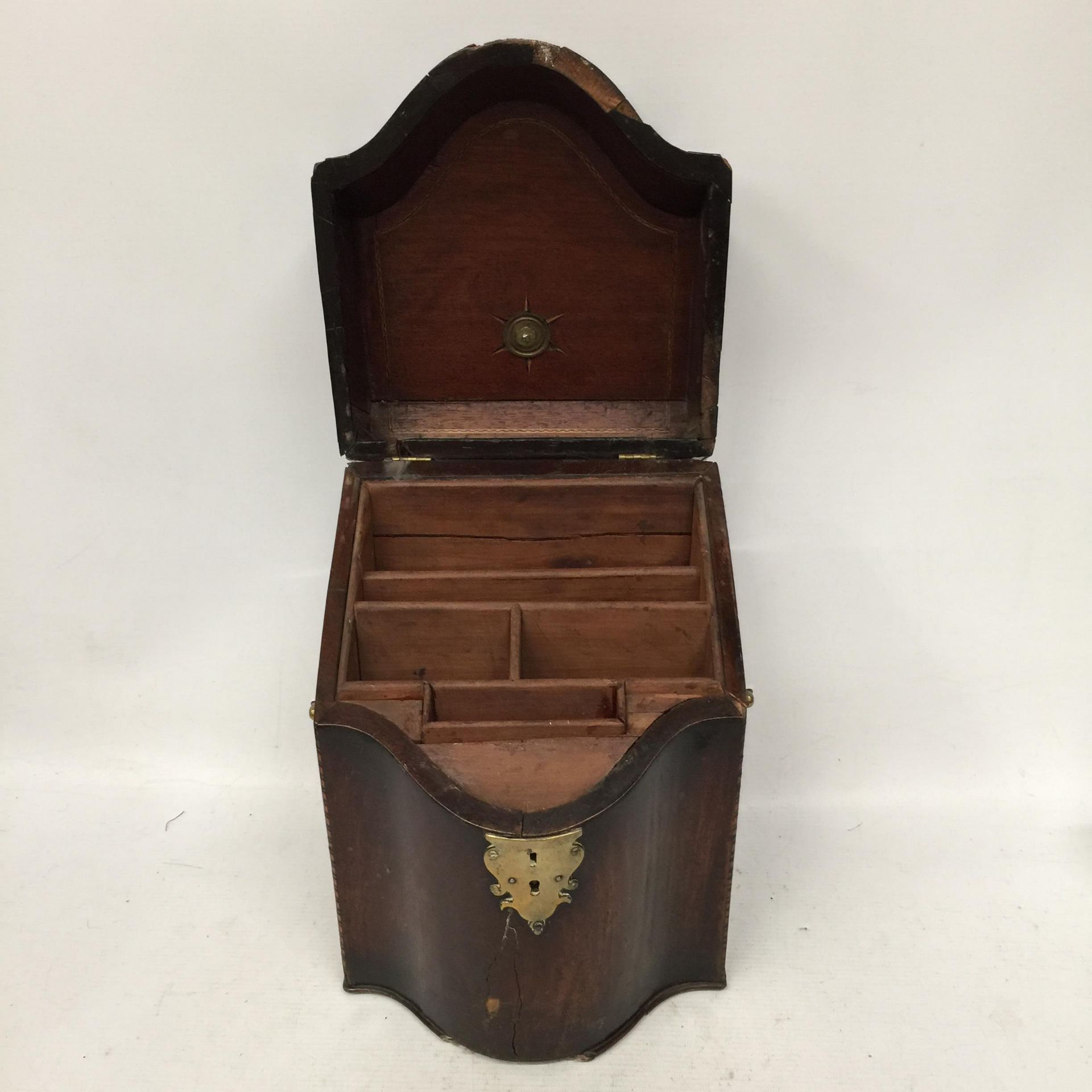 A GEORGIAN MAHOGANY KNIFE BOX WITH BRASS FITTINGS - Image 2 of 4