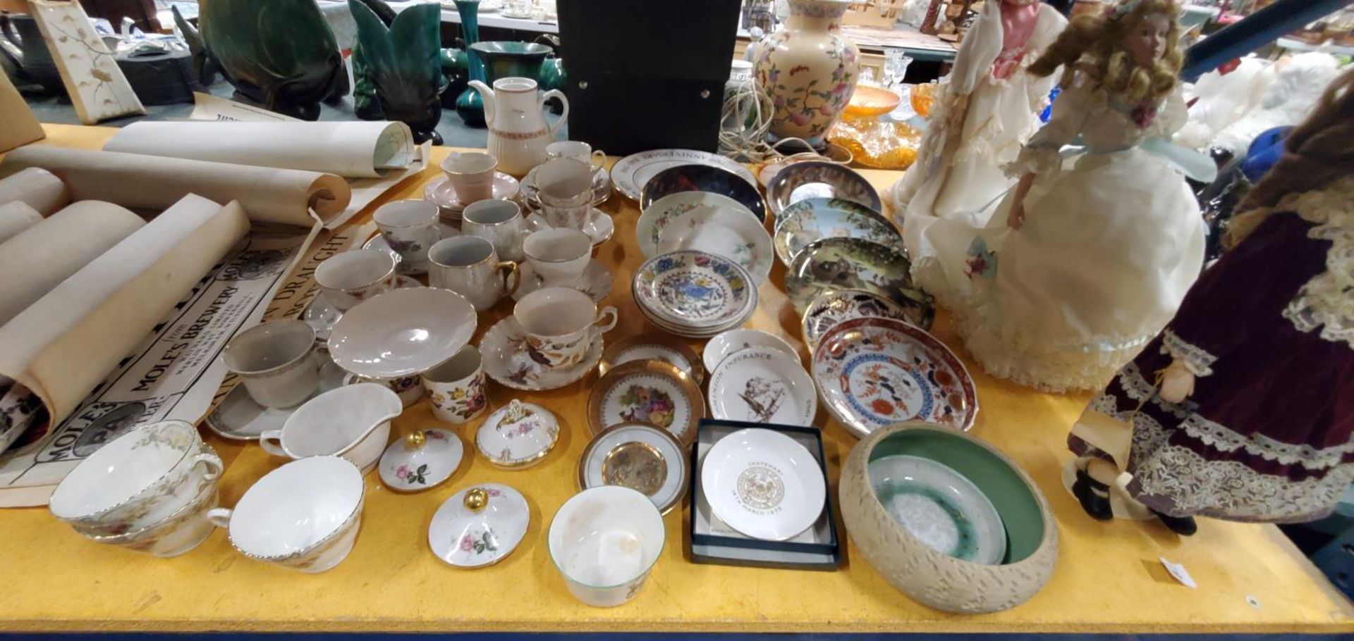 A LARGE QUANTITY OF CERAMICS AND CHINA TO INCLUDE CABINET PLATES, CHINA CUPS AND SAUCERS, PIN