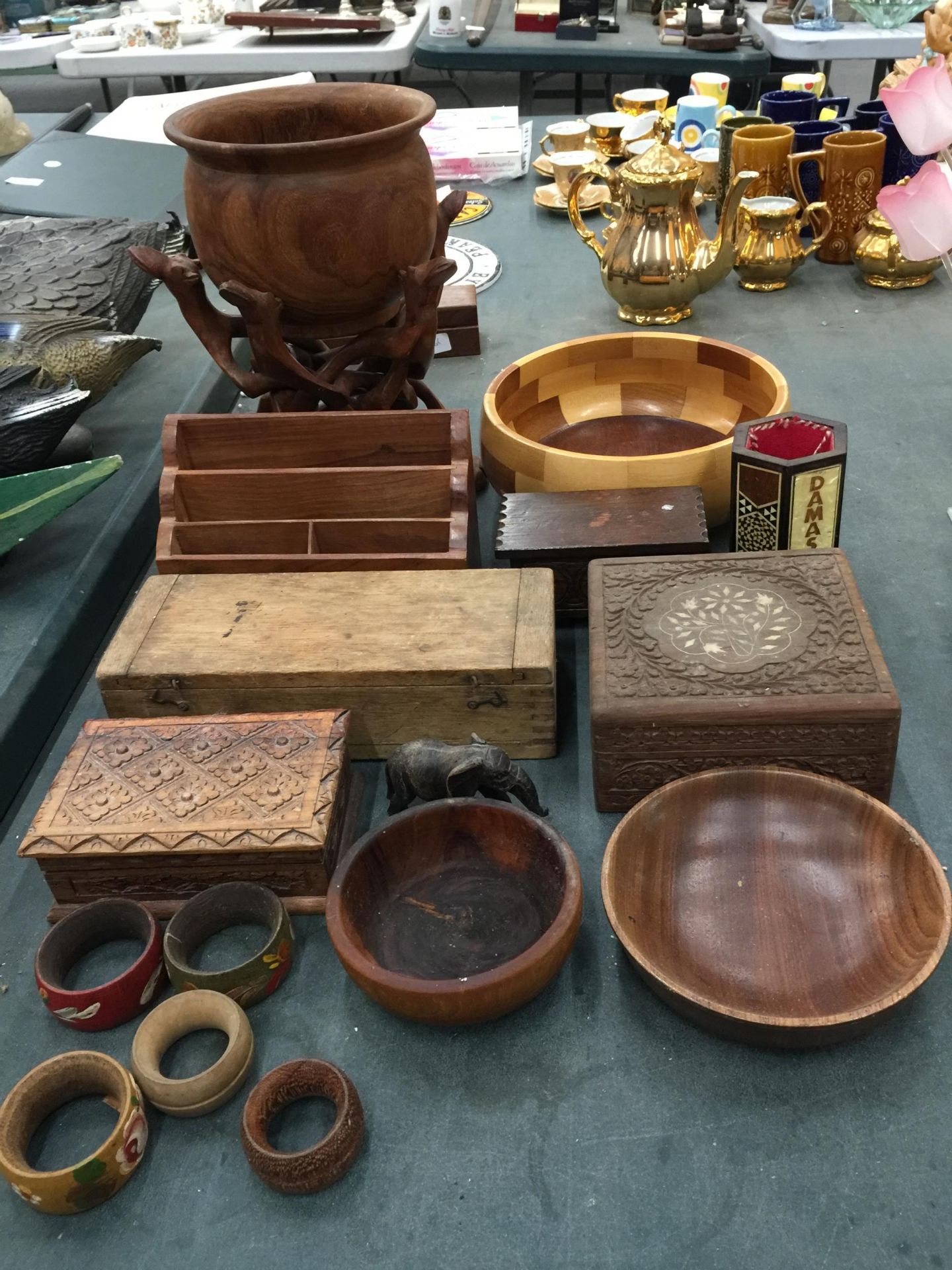 A COLLECTION OF TREEN ITEMS TO INCLUDE AN AFRICAN HAND CARVED STAND AND BOWL, VINTAGE BOXES,